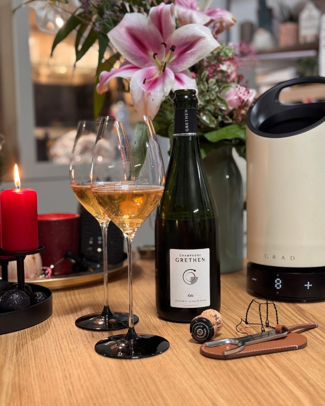 Schon beim Einschenken zeigt der Éole von @antoinegrethen diesen leicht kupfernen Ton – warm, zurückhaltend, fast golden. In der Nase feine Kräuterwürze, herbe rote Frucht, ein … (7)