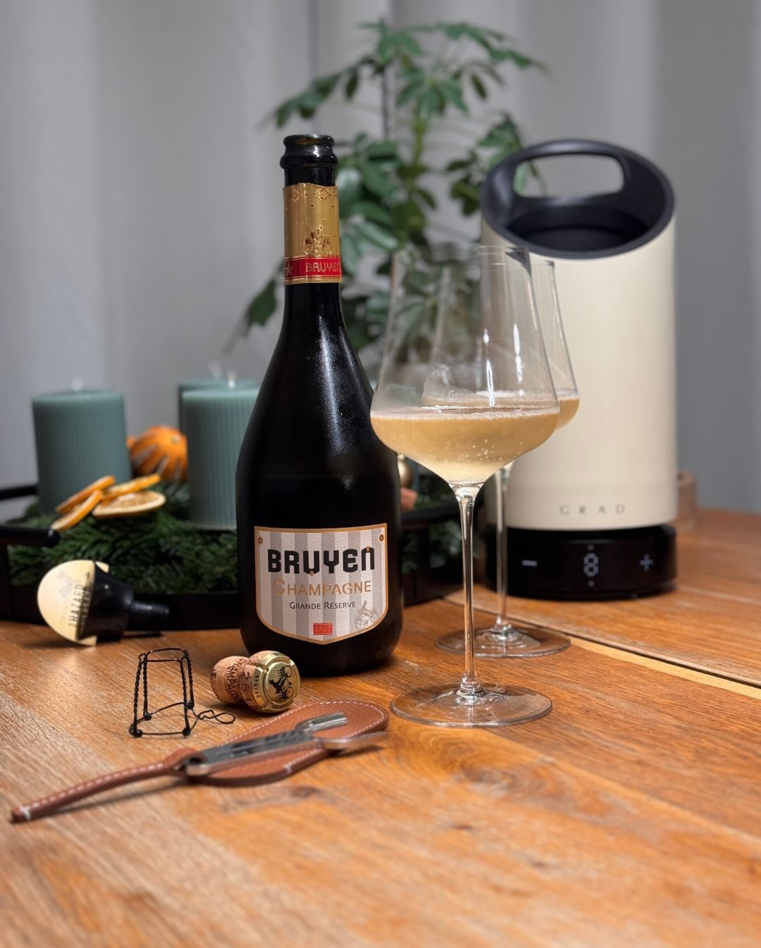 Heute der Grande Réserve von @champagnebruyen – ein 50/50-Blend aus Chardonnay und Pinot Noir, Jahrgang 2019, extra brut mit 4 g/l. Schon im Glas wirkt er klar, hell, frisch – n… (1)