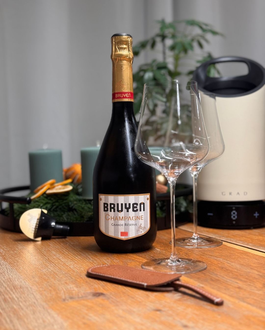 Heute der Grande Réserve von @champagnebruyen – ein 50/50-Blend aus Chardonnay und Pinot Noir, Jahrgang 2019, extra brut mit 4 g/l. Schon im Glas wirkt er klar, hell, frisch – n… (3)