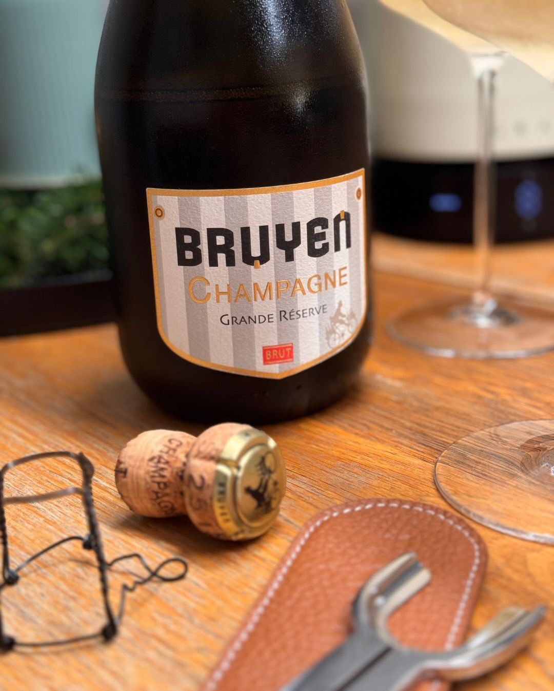 Heute der Grande Réserve von @champagnebruyen – ein 50/50-Blend aus Chardonnay und Pinot Noir, Jahrgang 2019, extra brut mit 4 g/l. Schon im Glas wirkt er klar, hell, frisch – n… (5)
