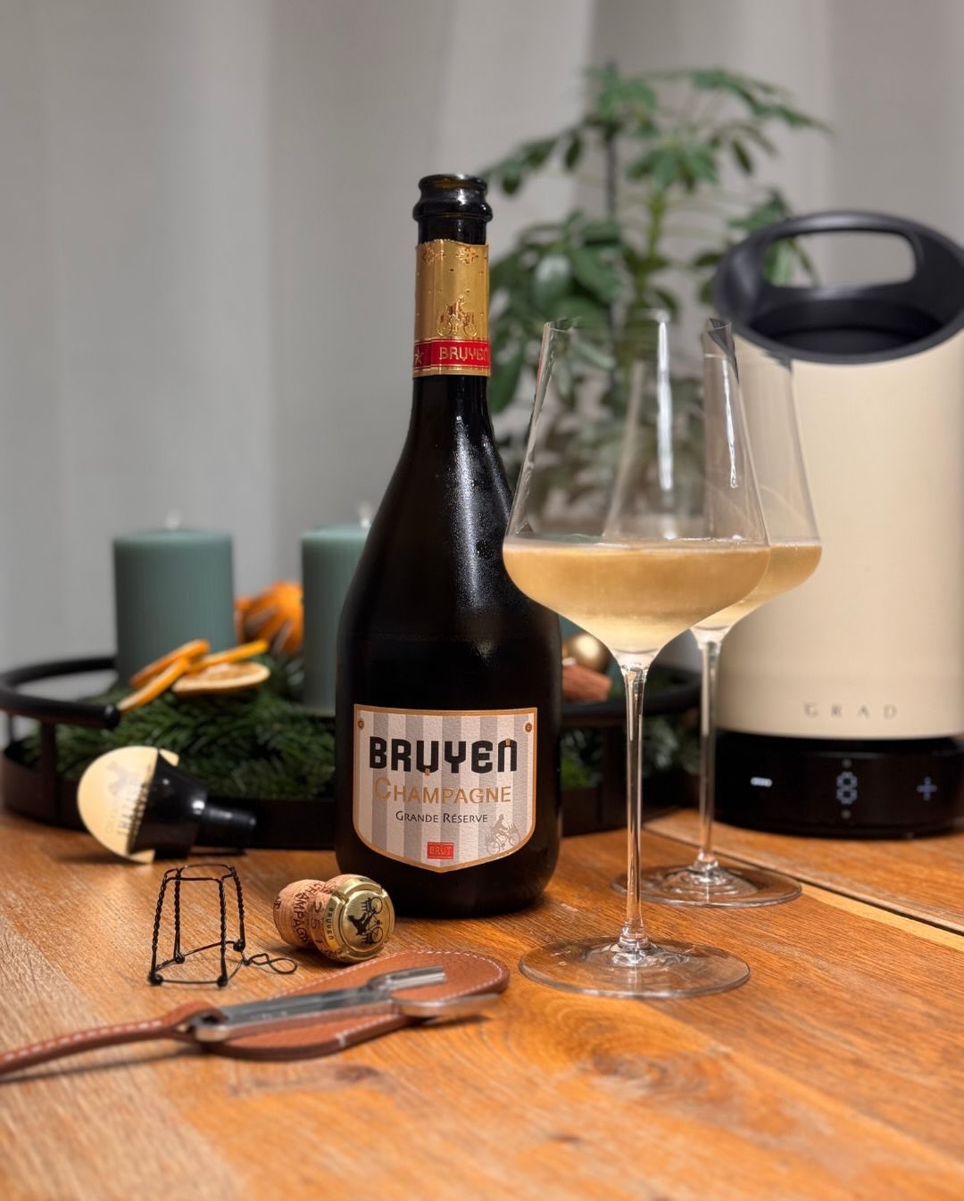 Heute der Grande Réserve von @champagnebruyen – ein 50/50-Blend aus Chardonnay und Pinot Noir, Jahrgang 2019, extra brut mit 4 g/l. Schon im Glas wirkt er klar, hell, frisch – n… (6)