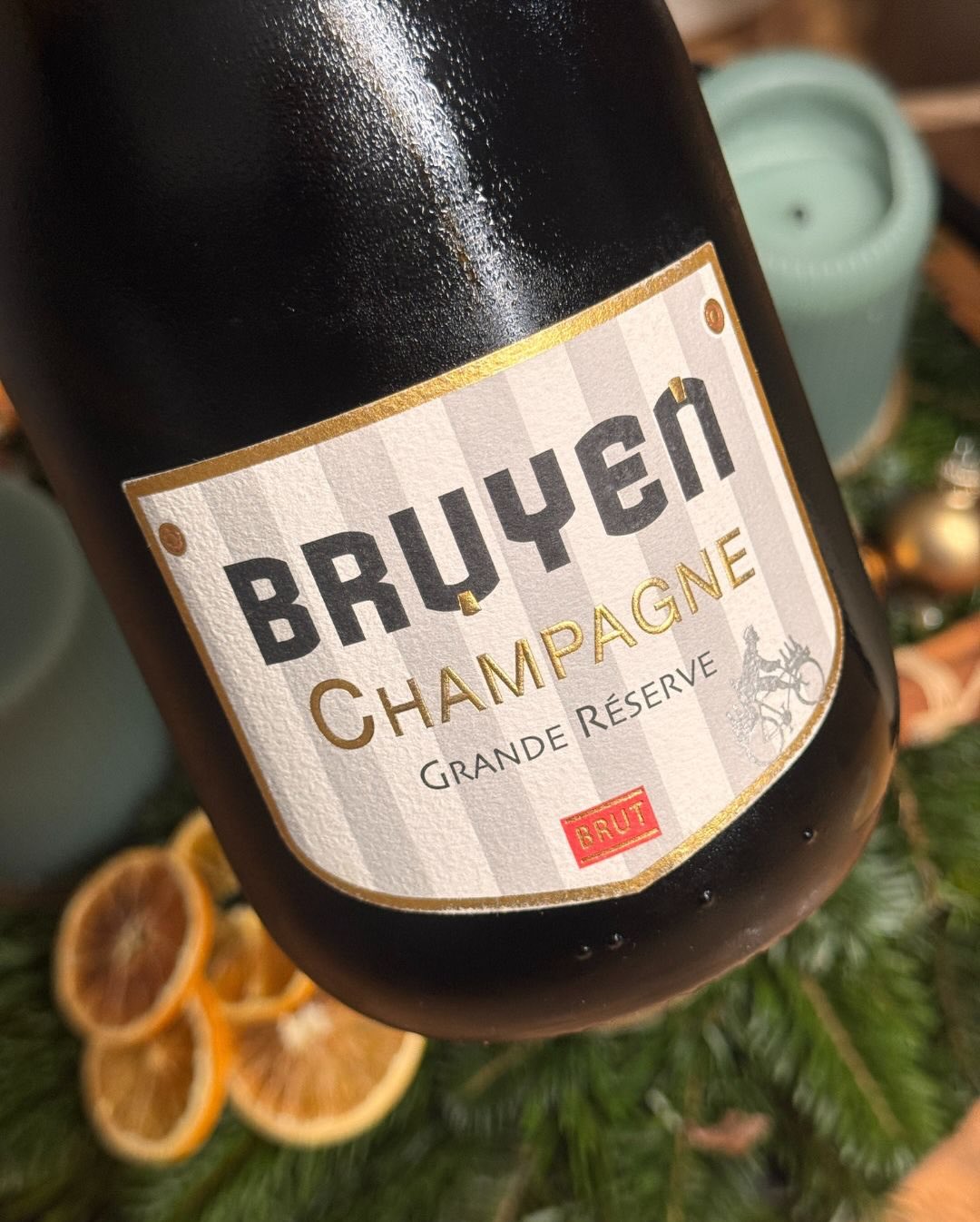Heute der Grande Réserve von @champagnebruyen – ein 50/50-Blend aus Chardonnay und Pinot Noir, Jahrgang 2019, extra brut mit 4 g/l. Schon im Glas wirkt er klar, hell, frisch – n… (8)