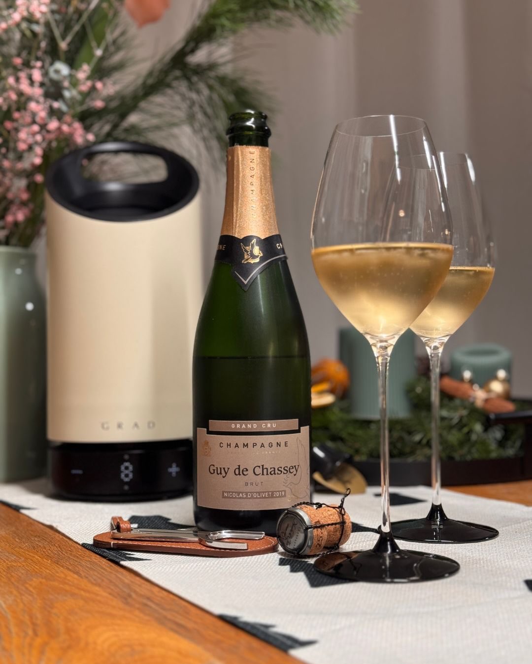 Der Nicolas d’Olivet 2019 von @champagneguydechassey wirkt von Anfang an sehr klar und ruhig. Die goldene Farbe passt zum Stil: präzise, frisch, ohne jede Schwere. Aromatisch bl… (1)