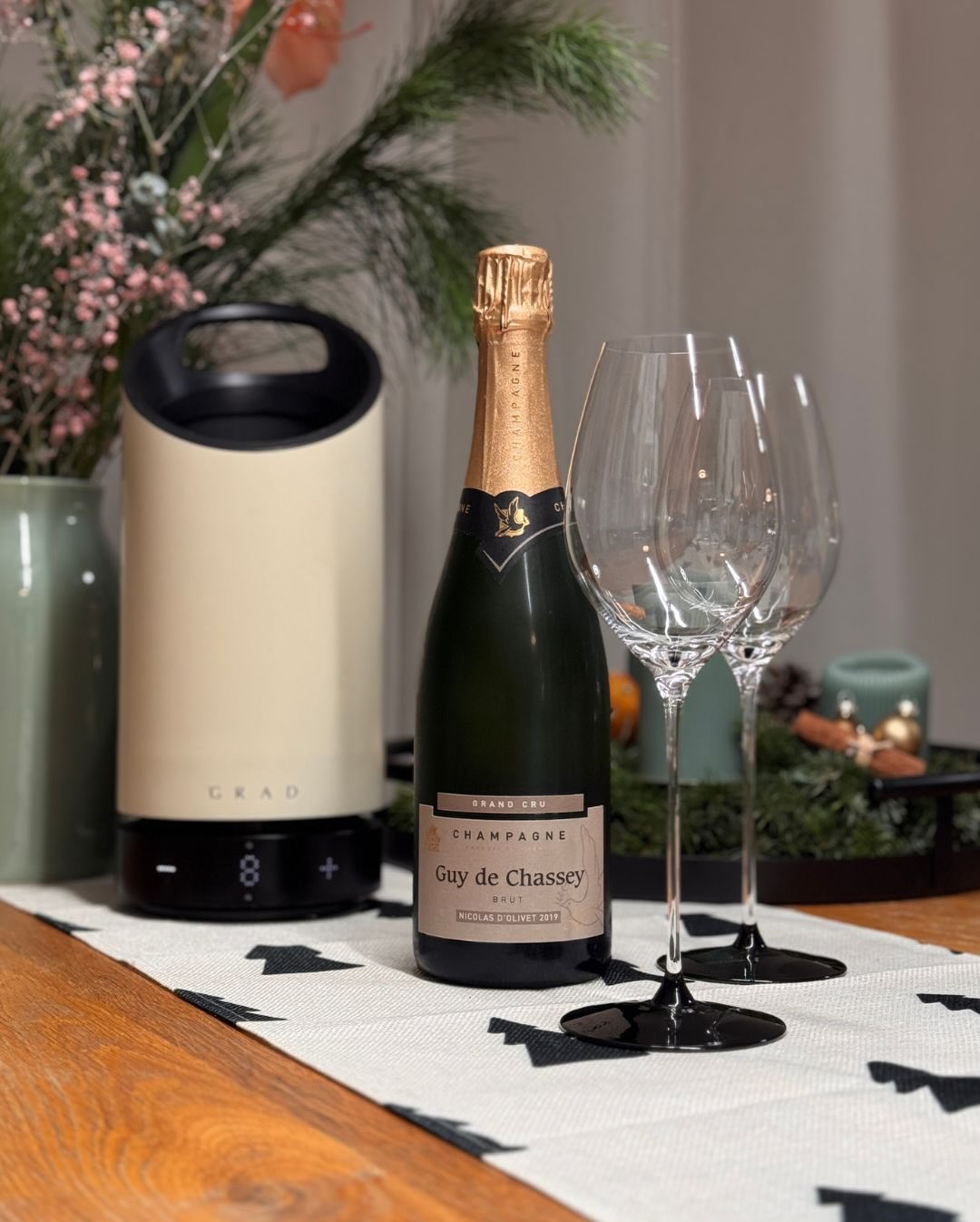 Der Nicolas d’Olivet 2019 von @champagneguydechassey wirkt von Anfang an sehr klar und ruhig. Die goldene Farbe passt zum Stil: präzise, frisch, ohne jede Schwere. Aromatisch bl… (3)