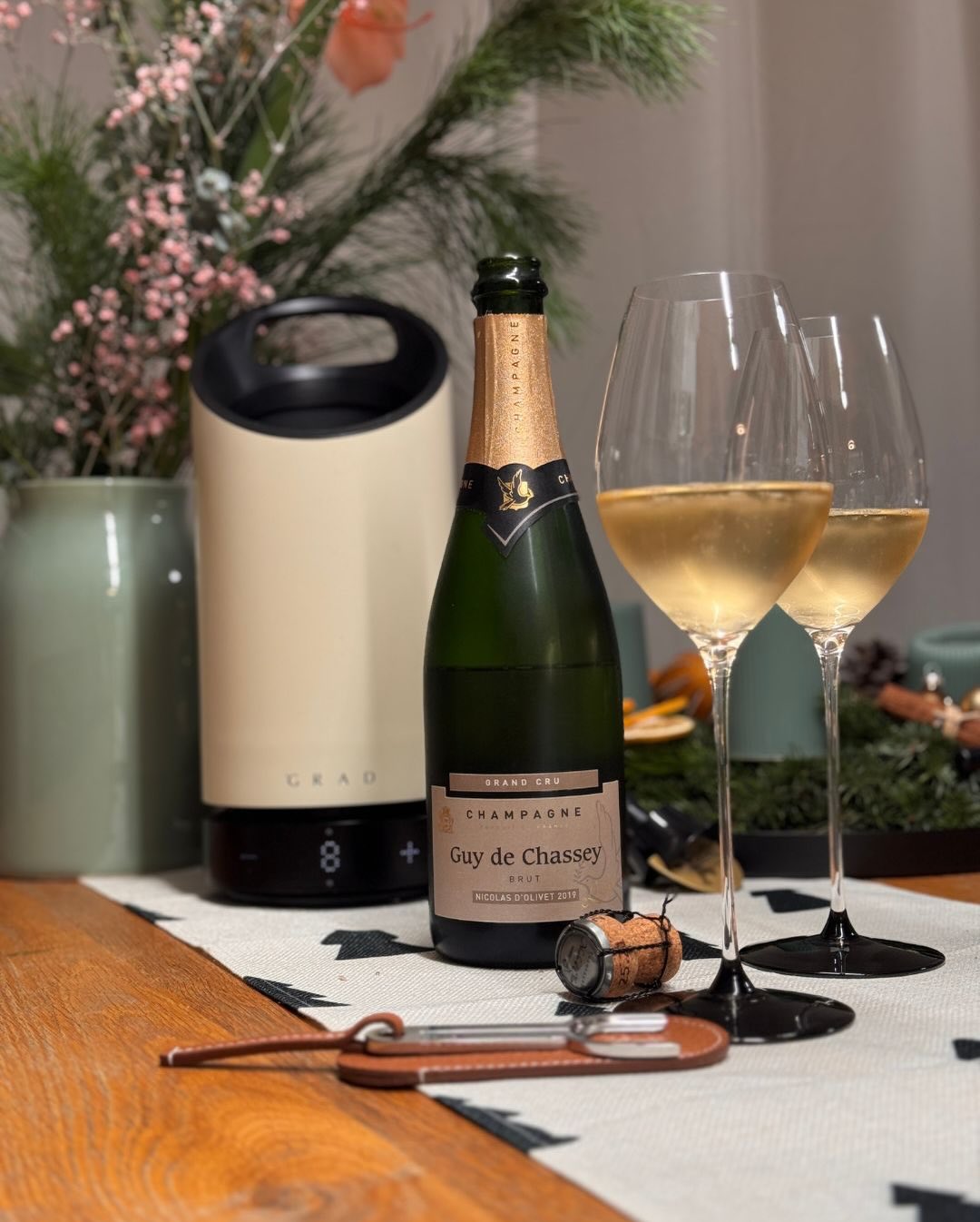 Der Nicolas d’Olivet 2019 von @champagneguydechassey wirkt von Anfang an sehr klar und ruhig. Die goldene Farbe passt zum Stil: präzise, frisch, ohne jede Schwere. Aromatisch bl… (5)