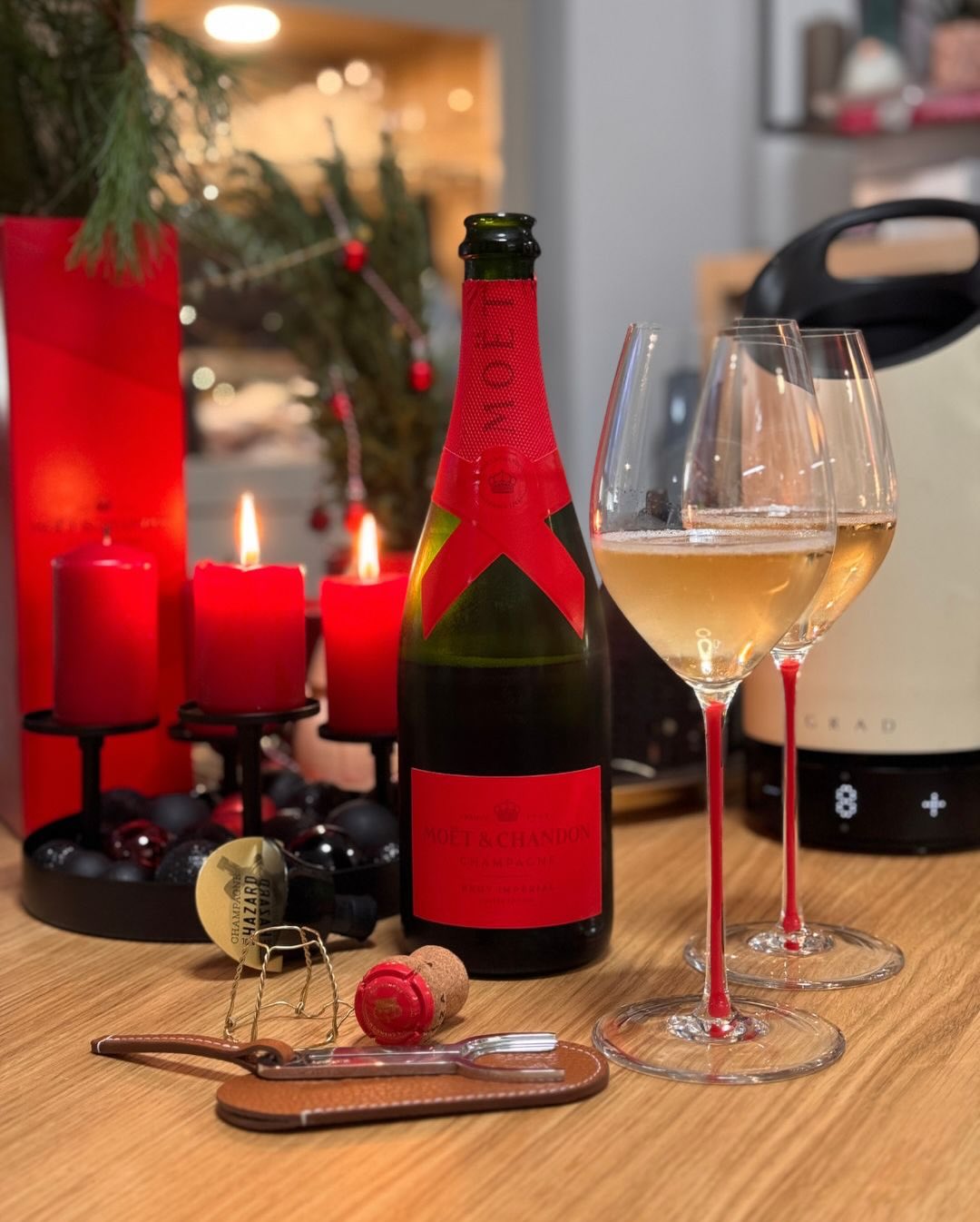 Manchmal passt eine Flasche einfach perfekt in den Moment. 3. Advent, rote Kerzen auf dem Tisch, die @riedel_official Fatto a Mano mit rotem Stiel – und dazu die @moetchandon Im… (1)