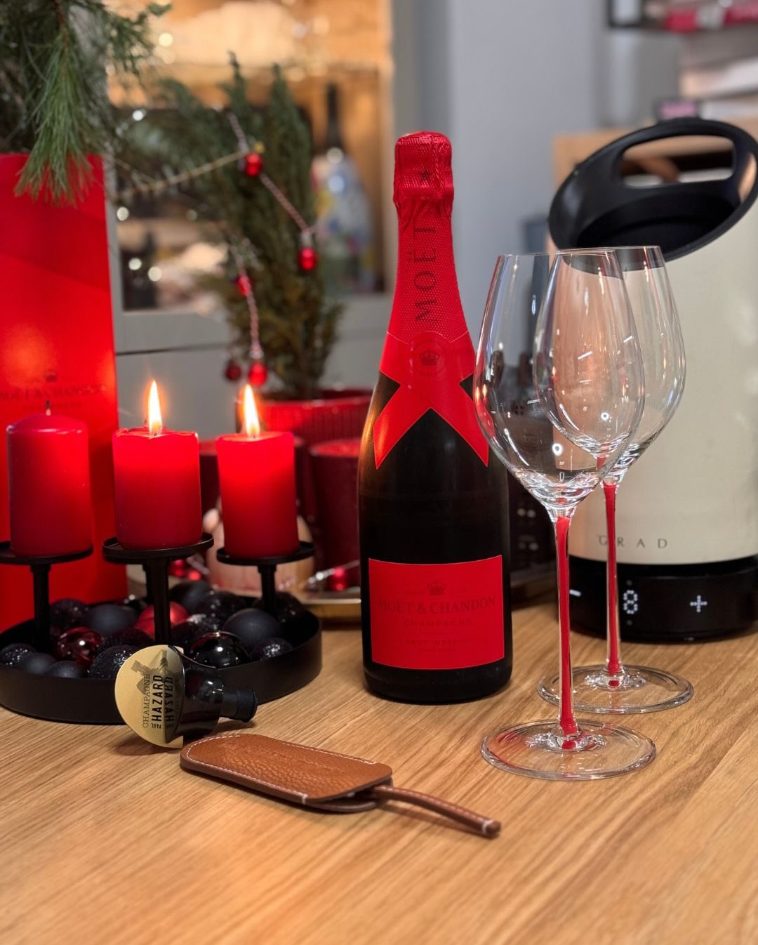 Manchmal passt eine Flasche einfach perfekt in den Moment. 3. Advent, rote Kerzen auf dem Tisch, die @riedel_official Fatto a Mano mit rotem Stiel – und dazu die @moetchandon Im… (3)