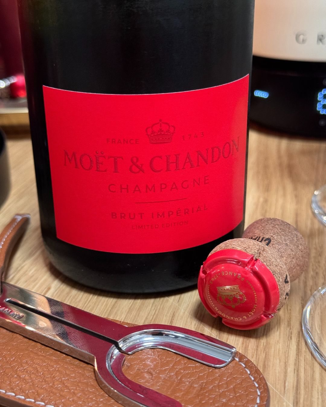 Manchmal passt eine Flasche einfach perfekt in den Moment. 3. Advent, rote Kerzen auf dem Tisch, die @riedel_official Fatto a Mano mit rotem Stiel – und dazu die @moetchandon Im… (5)