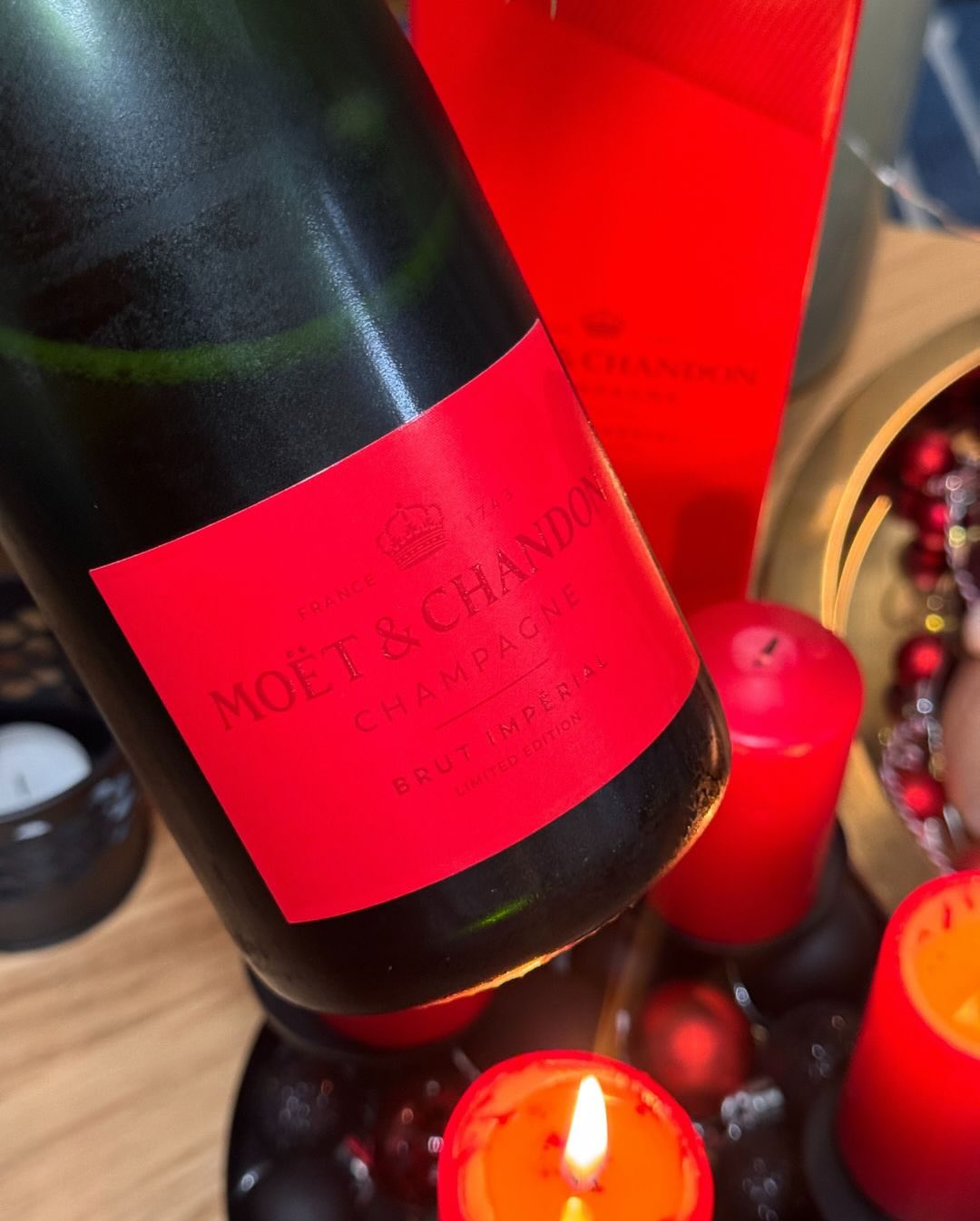 Manchmal passt eine Flasche einfach perfekt in den Moment. 3. Advent, rote Kerzen auf dem Tisch, die @riedel_official Fatto a Mano mit rotem Stiel – und dazu die @moetchandon Im… (7)