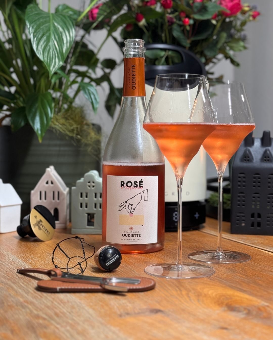 Das Cover der heutigen Flasche wirkt auf den ersten Blick fast spielerisch. Eine Hand, eine einzelne Traube, darunter der Wein. Und genau so entsteht dieser Rosé d’Infusion von … (1)