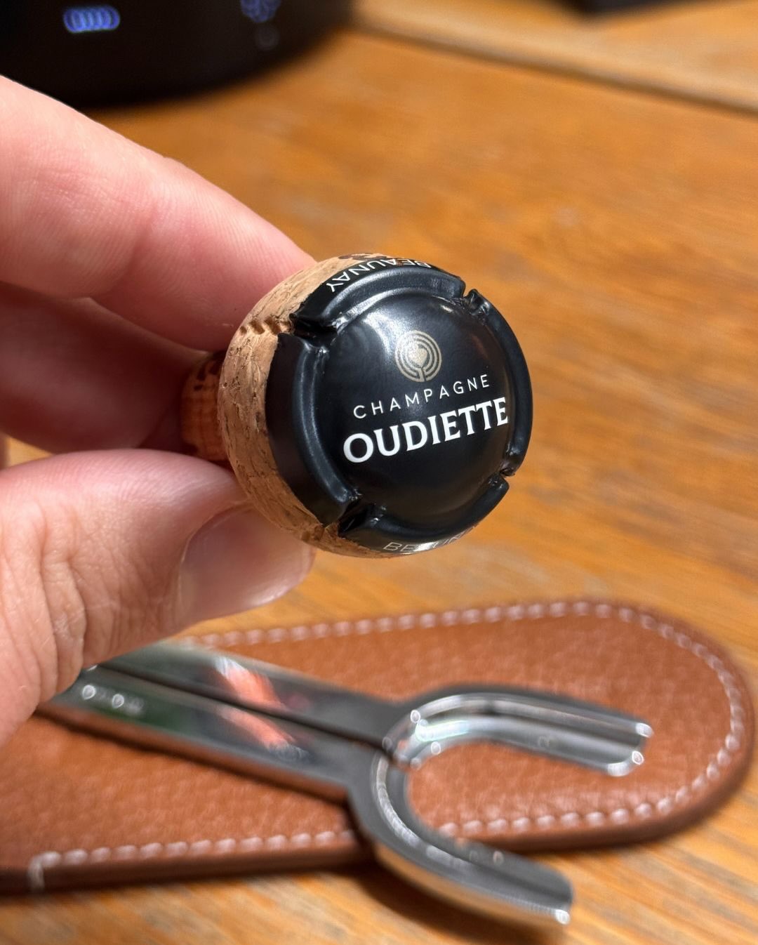Das Cover der heutigen Flasche wirkt auf den ersten Blick fast spielerisch. Eine Hand, eine einzelne Traube, darunter der Wein. Und genau so entsteht dieser Rosé d’Infusion von … (10)