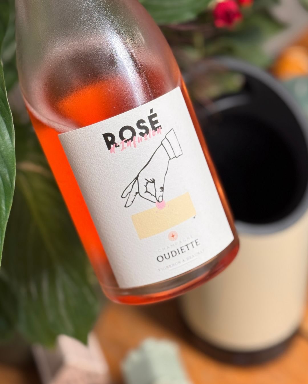 Das Cover der heutigen Flasche wirkt auf den ersten Blick fast spielerisch. Eine Hand, eine einzelne Traube, darunter der Wein. Und genau so entsteht dieser Rosé d’Infusion von … (11)