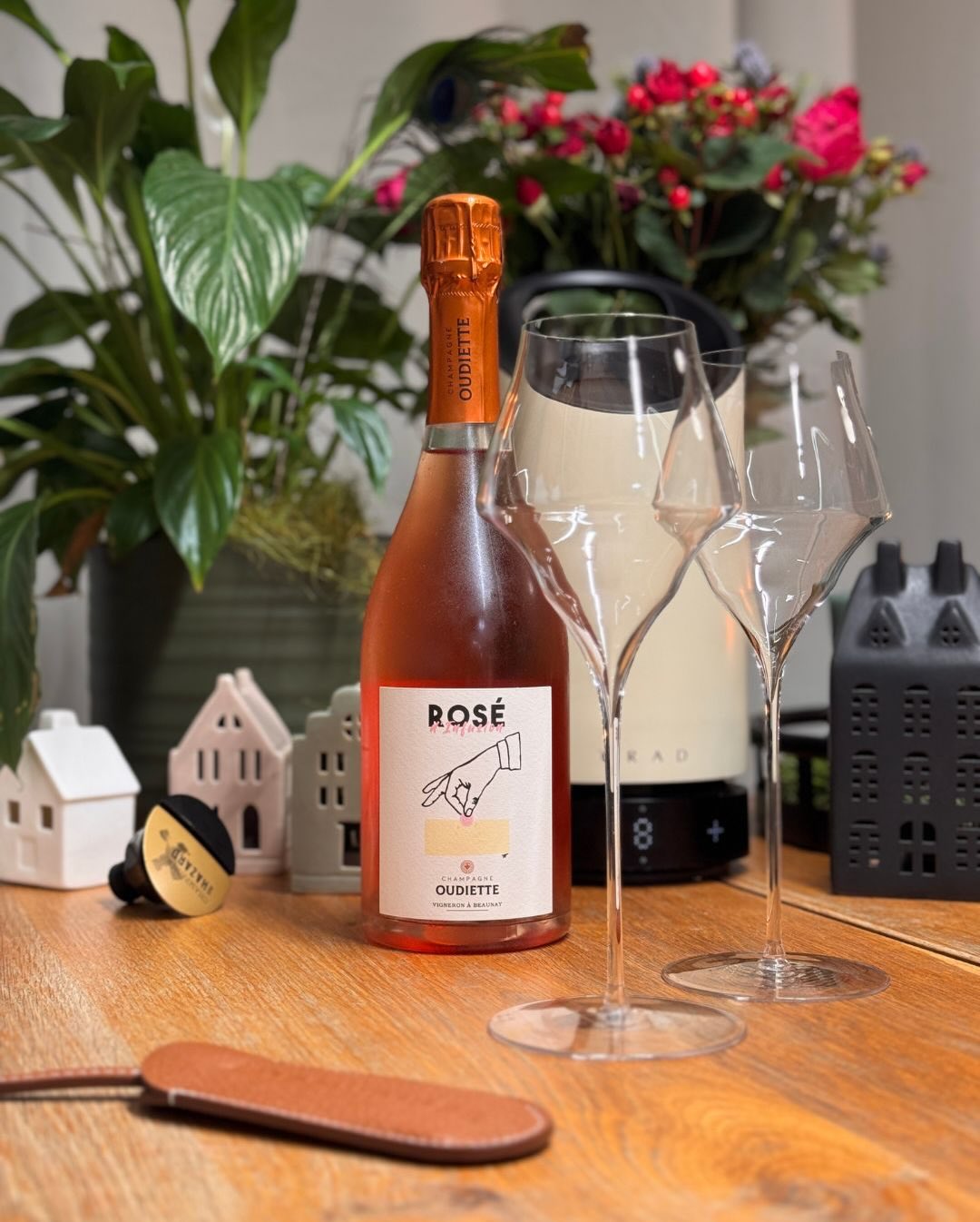 Das Cover der heutigen Flasche wirkt auf den ersten Blick fast spielerisch. Eine Hand, eine einzelne Traube, darunter der Wein. Und genau so entsteht dieser Rosé d’Infusion von … (3)