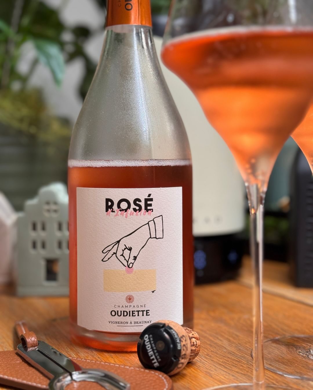 Das Cover der heutigen Flasche wirkt auf den ersten Blick fast spielerisch. Eine Hand, eine einzelne Traube, darunter der Wein. Und genau so entsteht dieser Rosé d’Infusion von … (5)