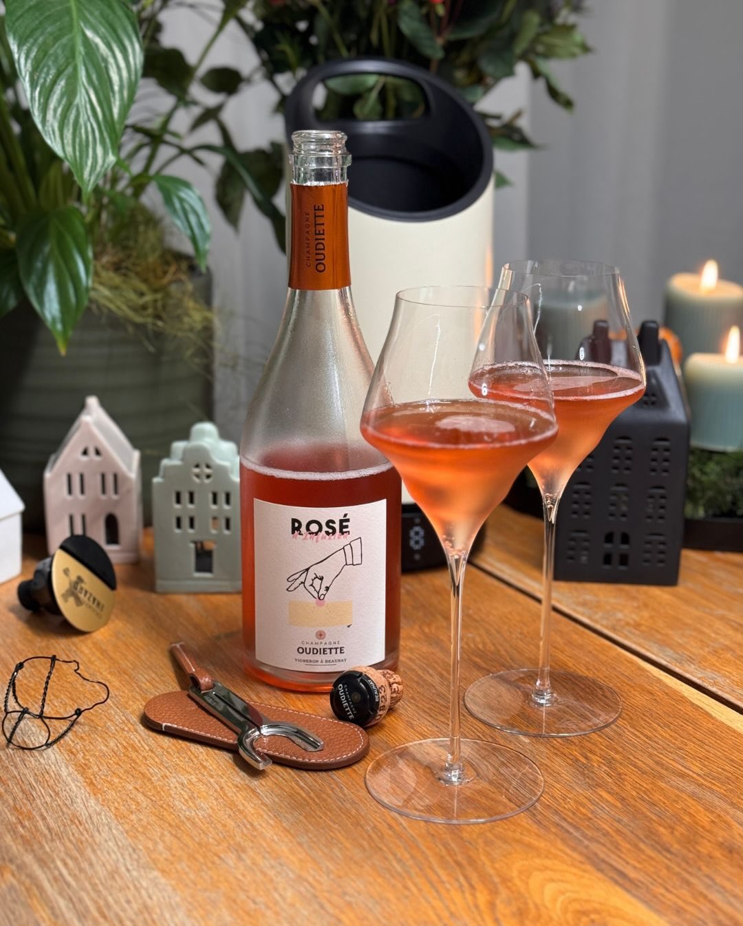 Das Cover der heutigen Flasche wirkt auf den ersten Blick fast spielerisch. Eine Hand, eine einzelne Traube, darunter der Wein. Und genau so entsteht dieser Rosé d’Infusion von … (7)