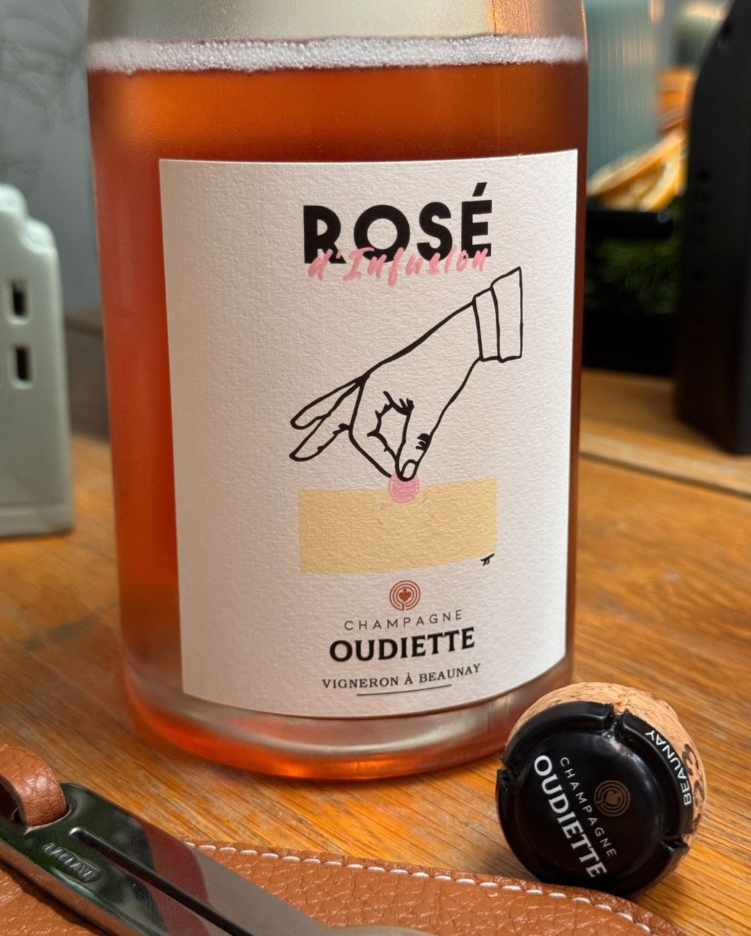 Das Cover der heutigen Flasche wirkt auf den ersten Blick fast spielerisch. Eine Hand, eine einzelne Traube, darunter der Wein. Und genau so entsteht dieser Rosé d’Infusion von … (8)