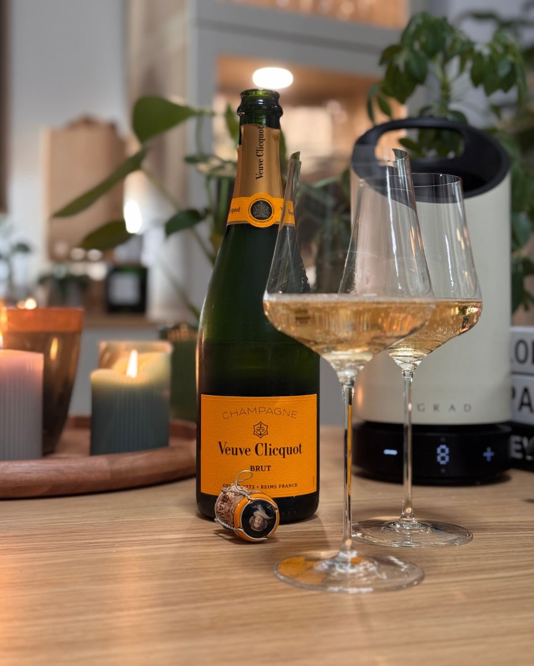 21 Jahre - kein großes Dinner, keine Reservierung, kein Streß. Nur ich und meine Liebste und eine Flasche @veuveclicquot „Yellow Label“ Brut. Ja, es hätte auch der Rare Rosé, ei… (1)