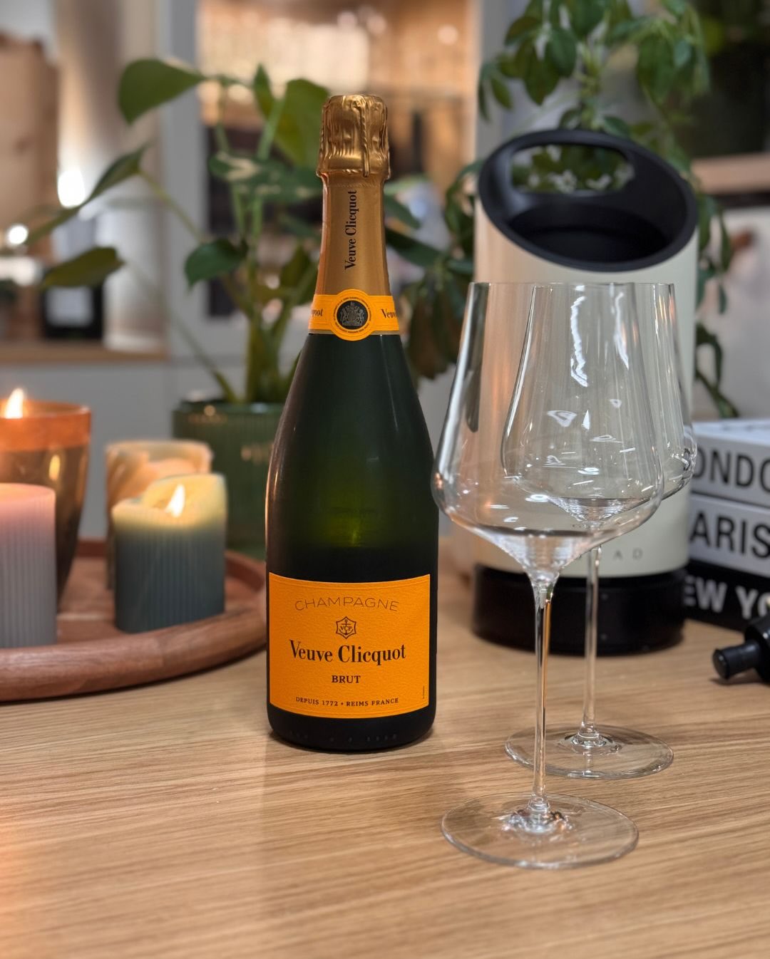 21 Jahre - kein großes Dinner, keine Reservierung, kein Streß. Nur ich und meine Liebste und eine Flasche @veuveclicquot „Yellow Label“ Brut. Ja, es hätte auch der Rare Rosé, ei… (4)