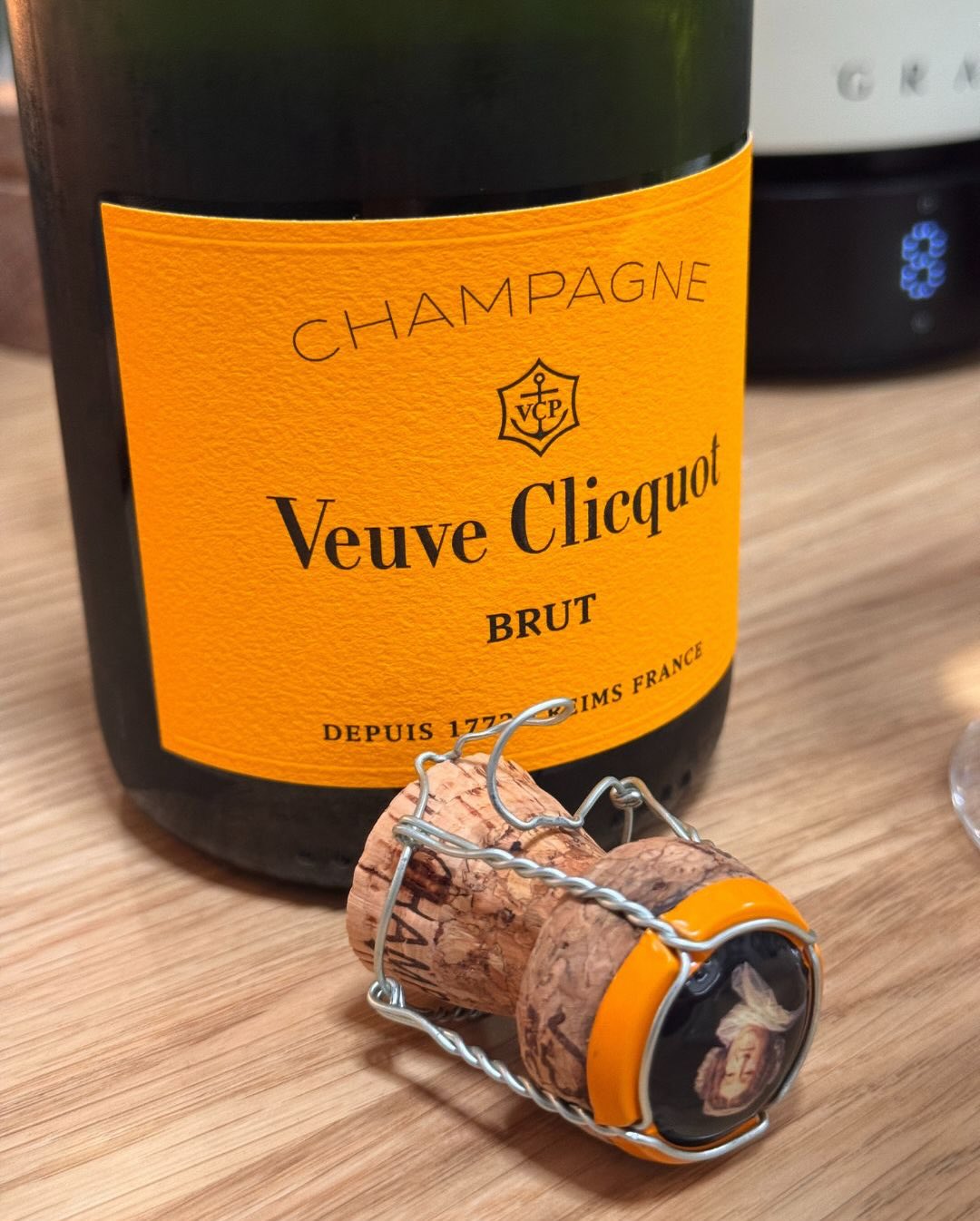 21 Jahre - kein großes Dinner, keine Reservierung, kein Streß. Nur ich und meine Liebste und eine Flasche @veuveclicquot „Yellow Label“ Brut. Ja, es hätte auch der Rare Rosé, ei… (6)