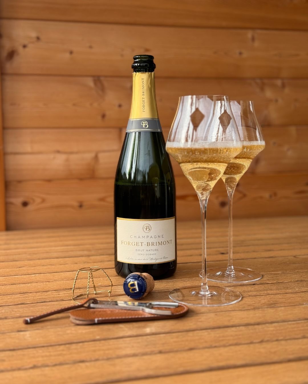 Eigentlich wollte ich nur kurz in die Sonne – trotz frostiger 0 Grad war es auf der Terrasse erstaunlich angenehm. Also eine Flasche mit rausgenommen: den @champagne_forget_brim… (1)