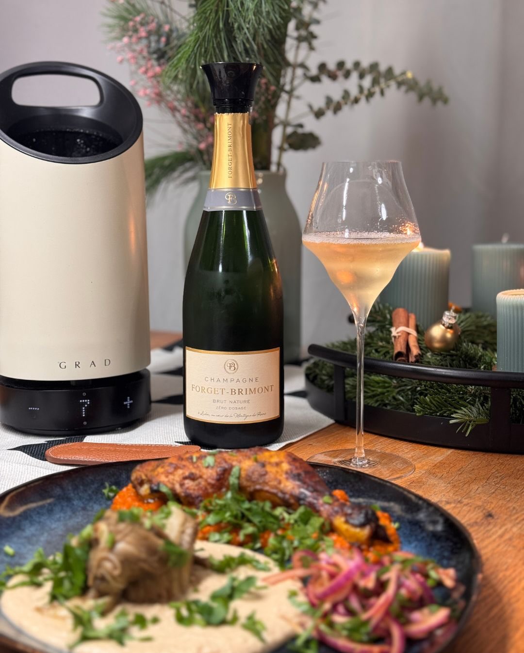 Eigentlich wollte ich nur kurz in die Sonne – trotz frostiger 0 Grad war es auf der Terrasse erstaunlich angenehm. Also eine Flasche mit rausgenommen: den @champagne_forget_brim… (10)
