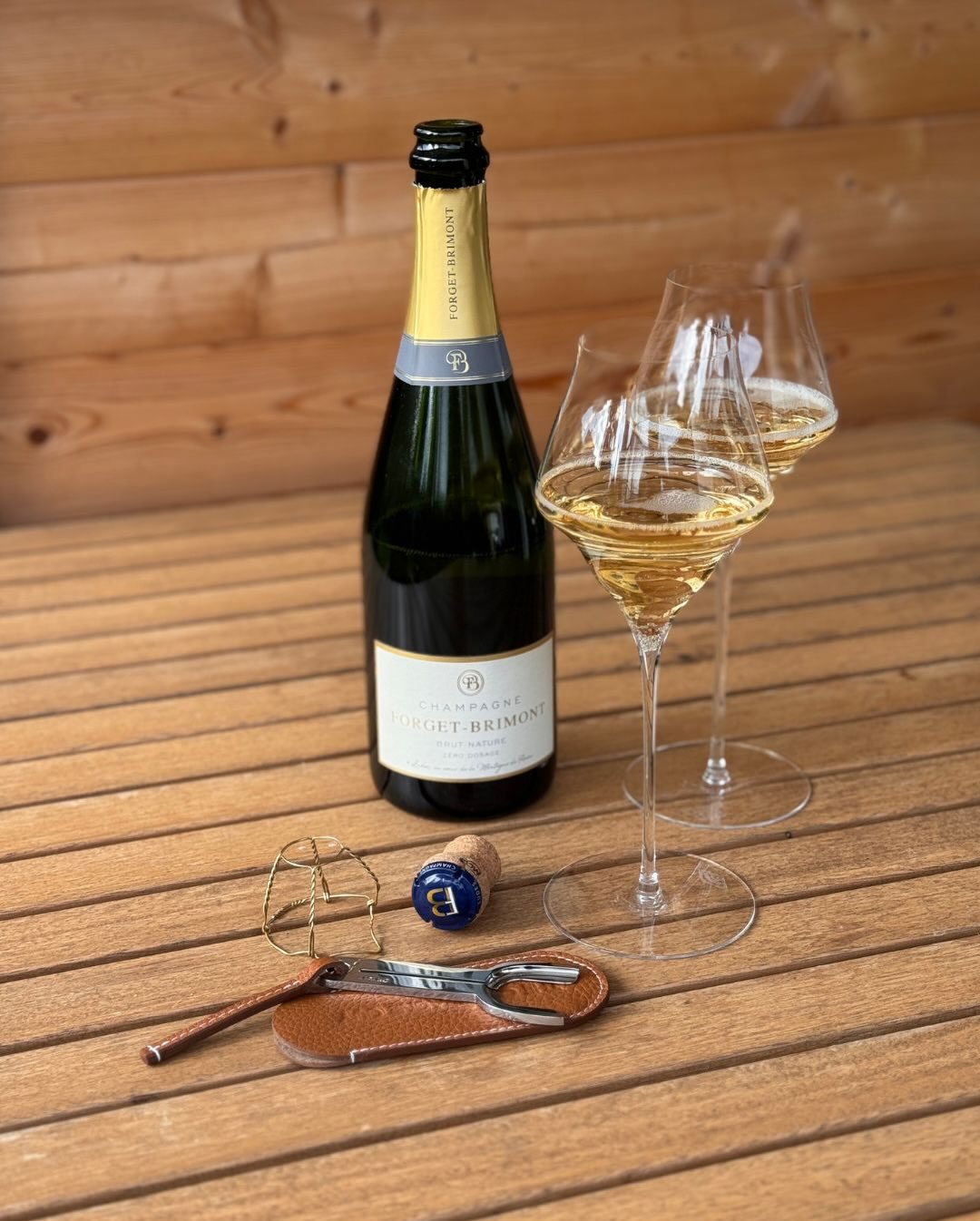 Eigentlich wollte ich nur kurz in die Sonne – trotz frostiger 0 Grad war es auf der Terrasse erstaunlich angenehm. Also eine Flasche mit rausgenommen: den @champagne_forget_brim… (3)