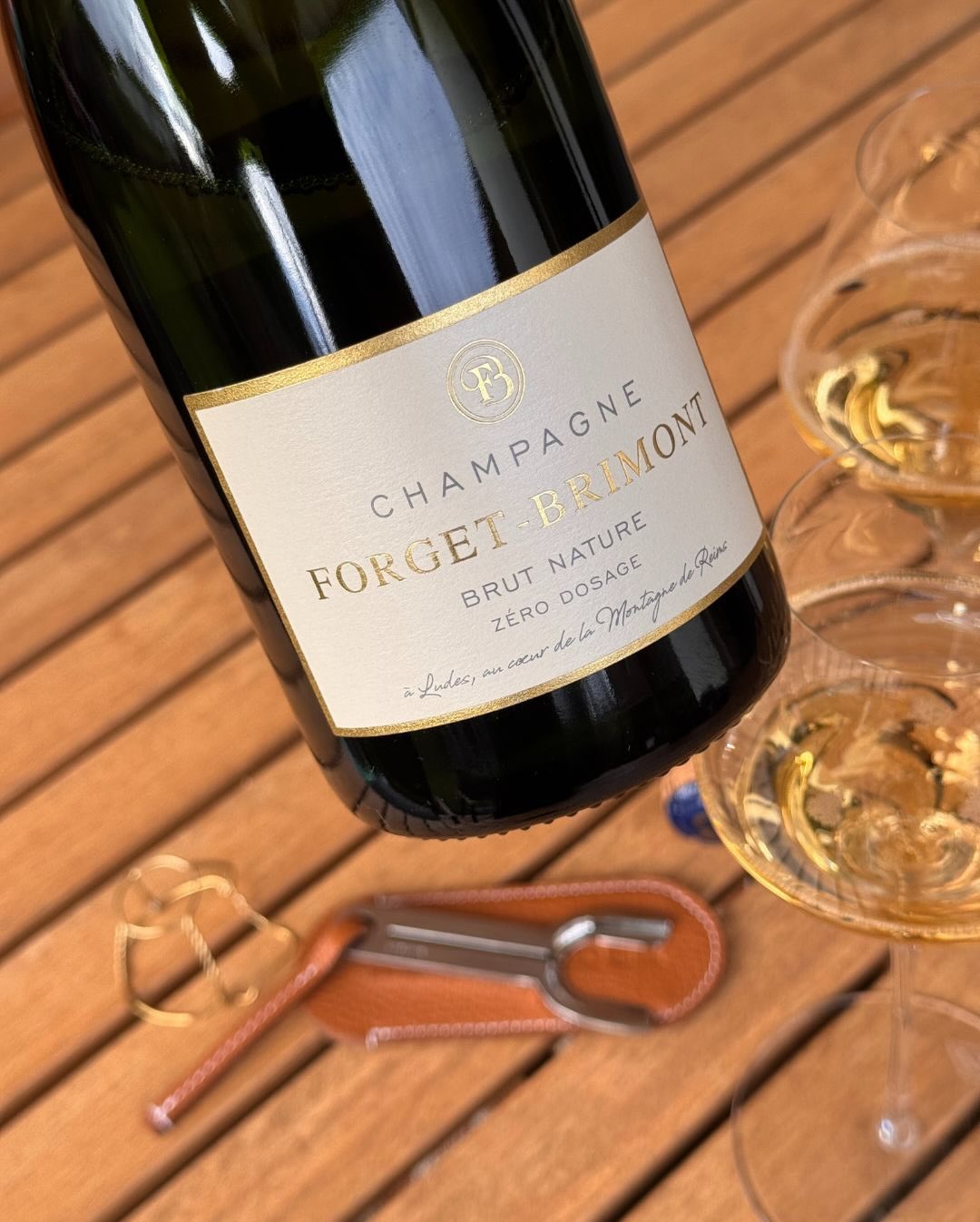 Eigentlich wollte ich nur kurz in die Sonne – trotz frostiger 0 Grad war es auf der Terrasse erstaunlich angenehm. Also eine Flasche mit rausgenommen: den @champagne_forget_brim… (5)
