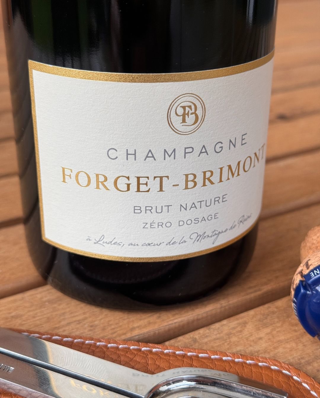 Eigentlich wollte ich nur kurz in die Sonne – trotz frostiger 0 Grad war es auf der Terrasse erstaunlich angenehm. Also eine Flasche mit rausgenommen: den @champagne_forget_brim… (6)
