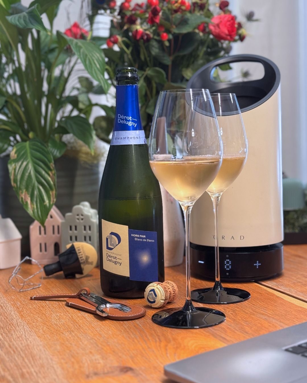 Manchmal passt ein Champagner auch zum Arbeiten, oder? Vormittag, Sonne, Laptop offen, Fokus an – und genau dafür war der Hors Pair von @derotdelugny perfekt. Ohne großes Zeremo… (1)