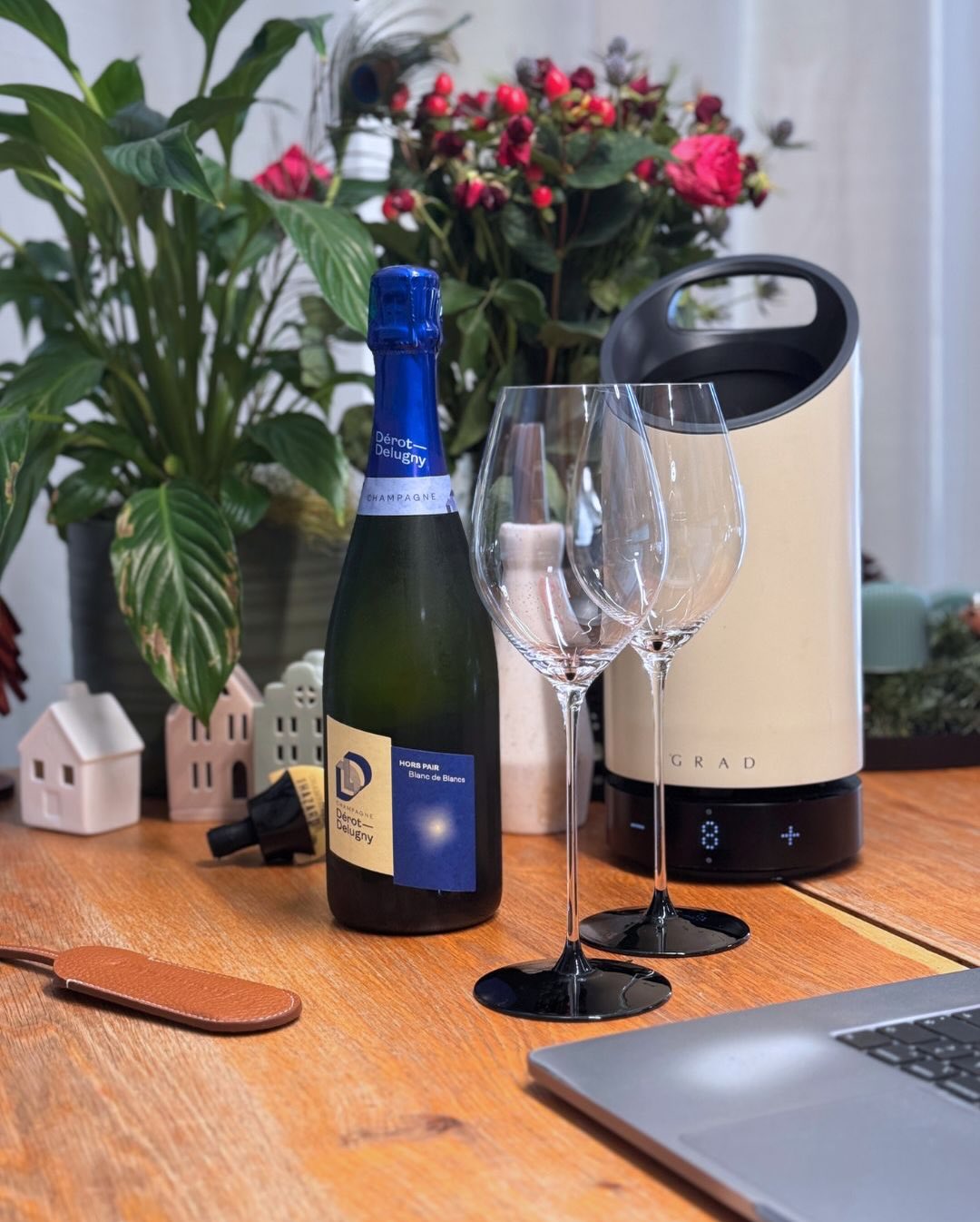 Manchmal passt ein Champagner auch zum Arbeiten, oder? Vormittag, Sonne, Laptop offen, Fokus an – und genau dafür war der Hors Pair von @derotdelugny perfekt. Ohne großes Zeremo… (3)