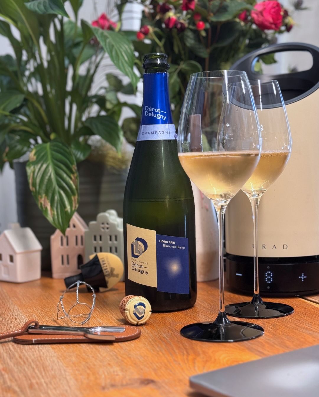 Manchmal passt ein Champagner auch zum Arbeiten, oder? Vormittag, Sonne, Laptop offen, Fokus an – und genau dafür war der Hors Pair von @derotdelugny perfekt. Ohne großes Zeremo… (4)