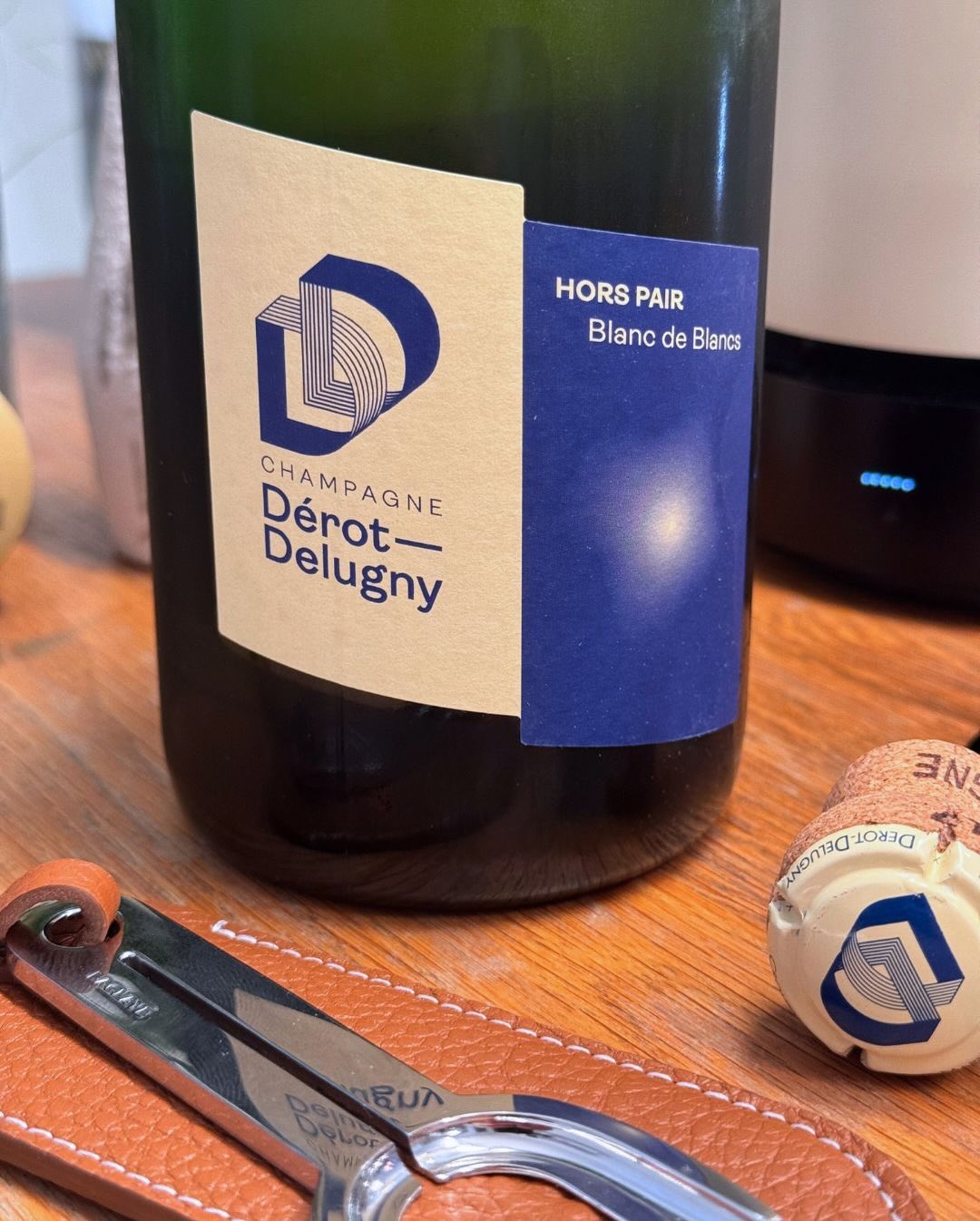 Manchmal passt ein Champagner auch zum Arbeiten, oder? Vormittag, Sonne, Laptop offen, Fokus an – und genau dafür war der Hors Pair von @derotdelugny perfekt. Ohne großes Zeremo… (6)