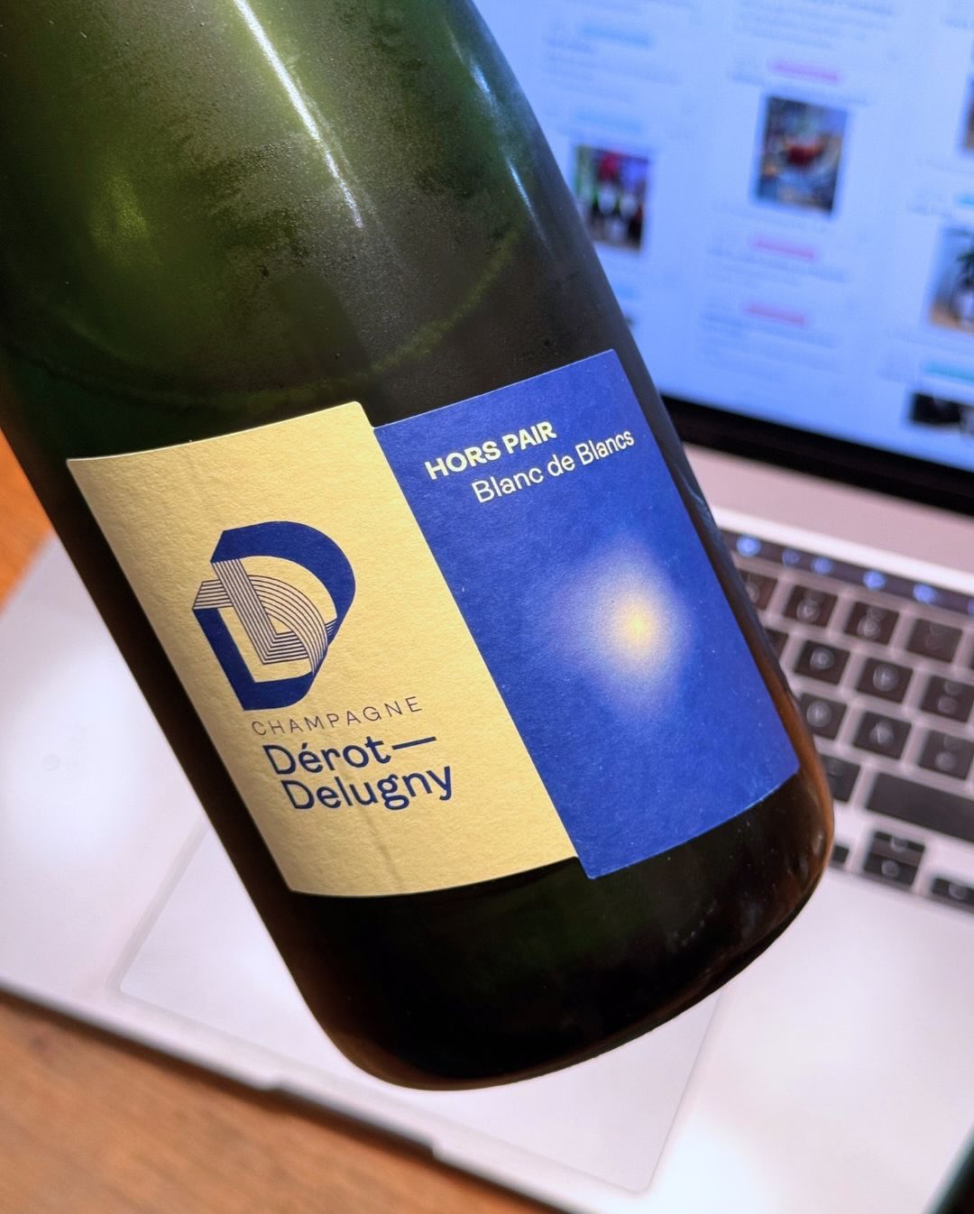 Manchmal passt ein Champagner auch zum Arbeiten, oder? Vormittag, Sonne, Laptop offen, Fokus an – und genau dafür war der Hors Pair von @derotdelugny perfekt. Ohne großes Zeremo… (7)