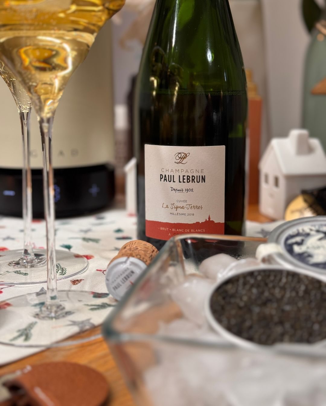 Unser Weihnachtsbrunch am 24.12. war dieses Jahr reduziert auf das Wesentliche. Osetra Kaviar von @caspianbluecaviar und dazu der @champagnepaullebrun – Cuvée La Signa-Terres. M… (5)