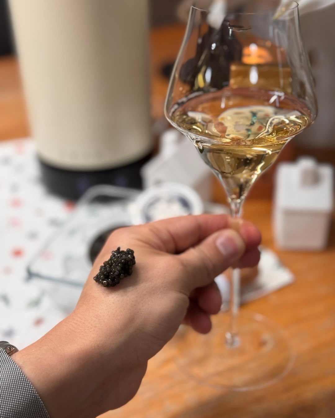Unser Weihnachtsbrunch am 24.12. war dieses Jahr reduziert auf das Wesentliche. Osetra Kaviar von @caspianbluecaviar und dazu der @champagnepaullebrun – Cuvée La Signa-Terres. M… (9)