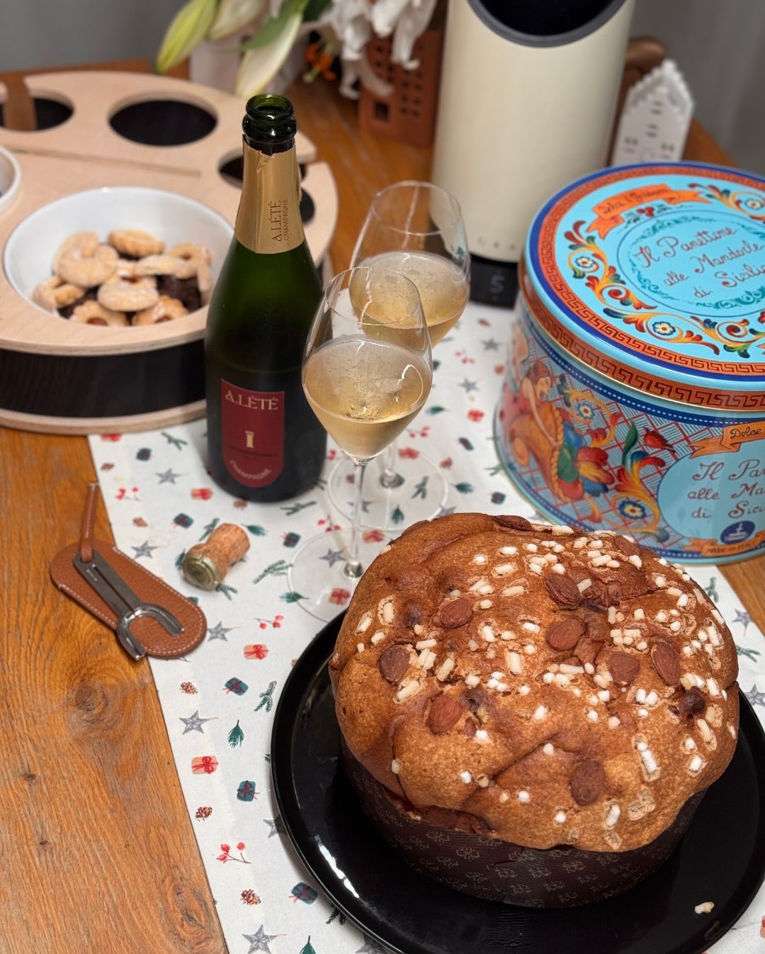 Wie jedes Jahr bemühe ich mich, über die Feiertage eine gute Panettone im Haus zu haben. Dieses Jahr selbstverständlich mit einem passenden Pairing – nämlich mit einem Demi-Sec … (7)