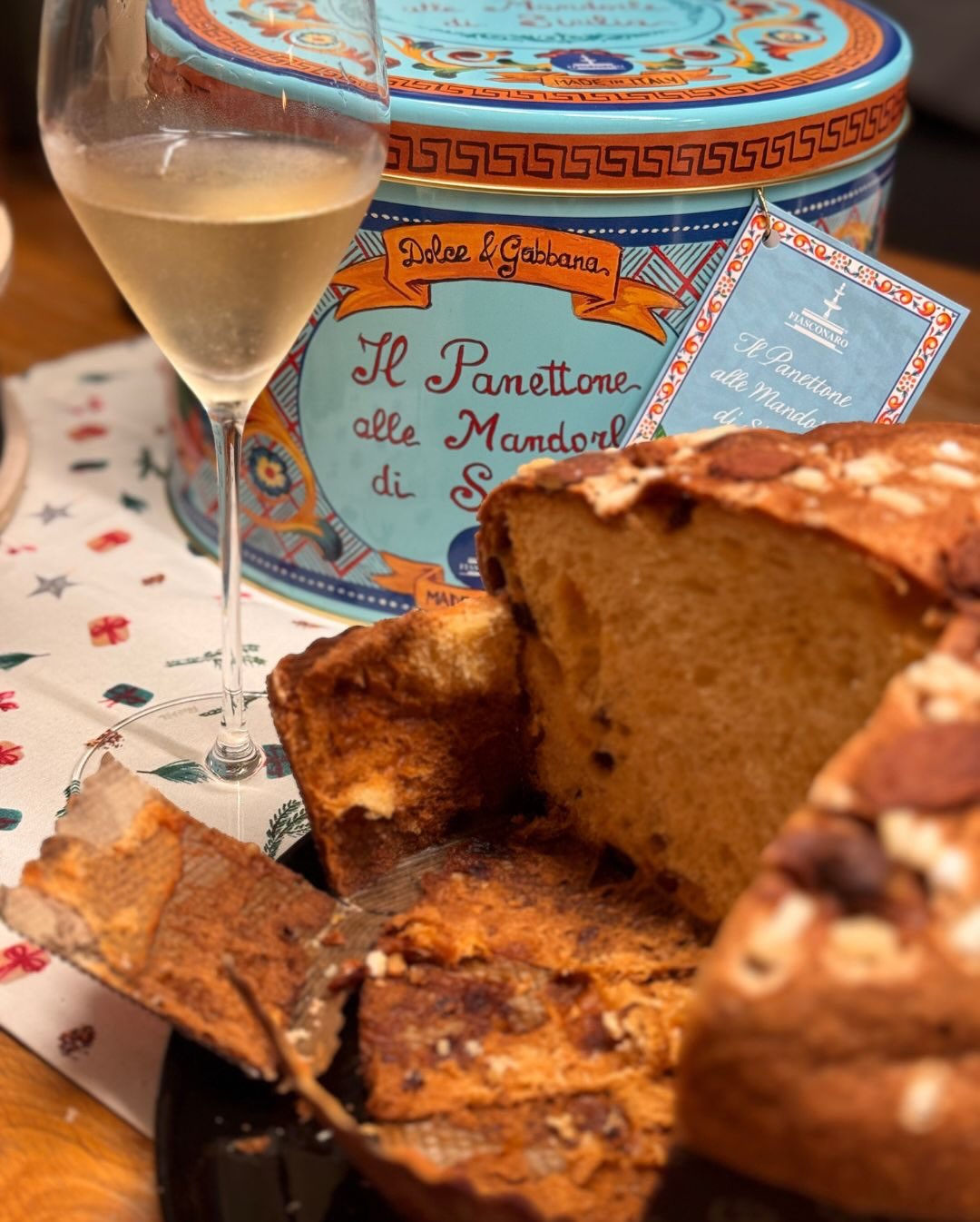 Wie jedes Jahr bemühe ich mich, über die Feiertage eine gute Panettone im Haus zu haben. Dieses Jahr selbstverständlich mit einem passenden Pairing – nämlich mit einem Demi-Sec … (9)