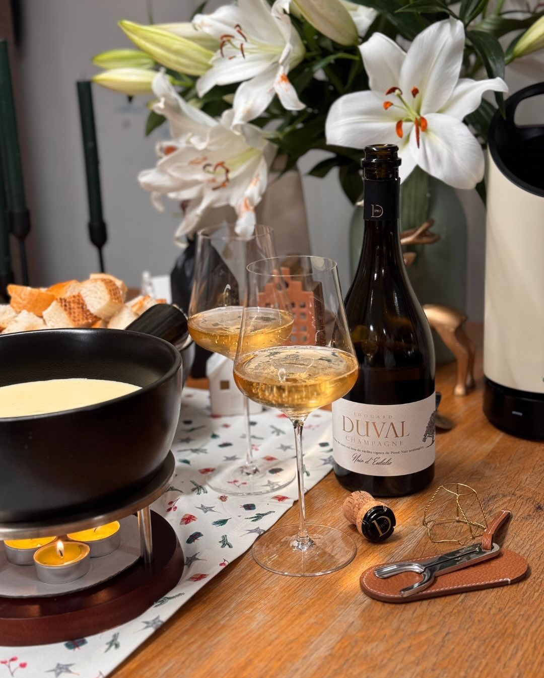 Gestern Abend gab es das obligatorische und lange ersehnte Käsefondue ganz klassisch mit Weißbrot. Dieses Jahr sehr passend gepairt mit dem „Noir d’Eulalie“ Extra Brut von @cham… (1)