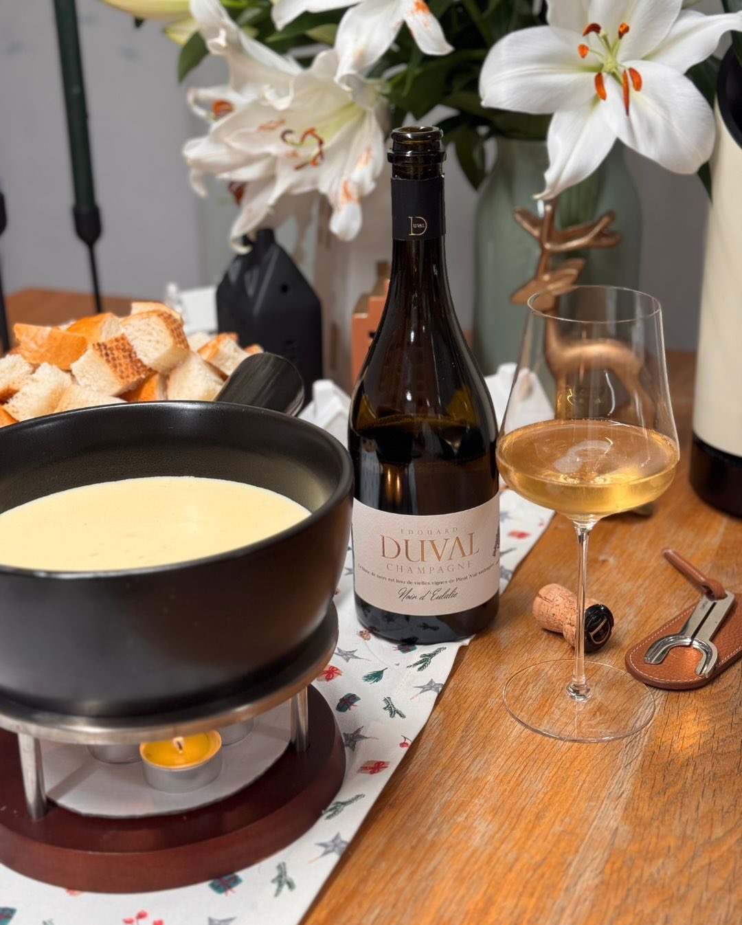 Gestern Abend gab es das obligatorische und lange ersehnte Käsefondue ganz klassisch mit Weißbrot. Dieses Jahr sehr passend gepairt mit dem „Noir d’Eulalie“ Extra Brut von @cham… (3)