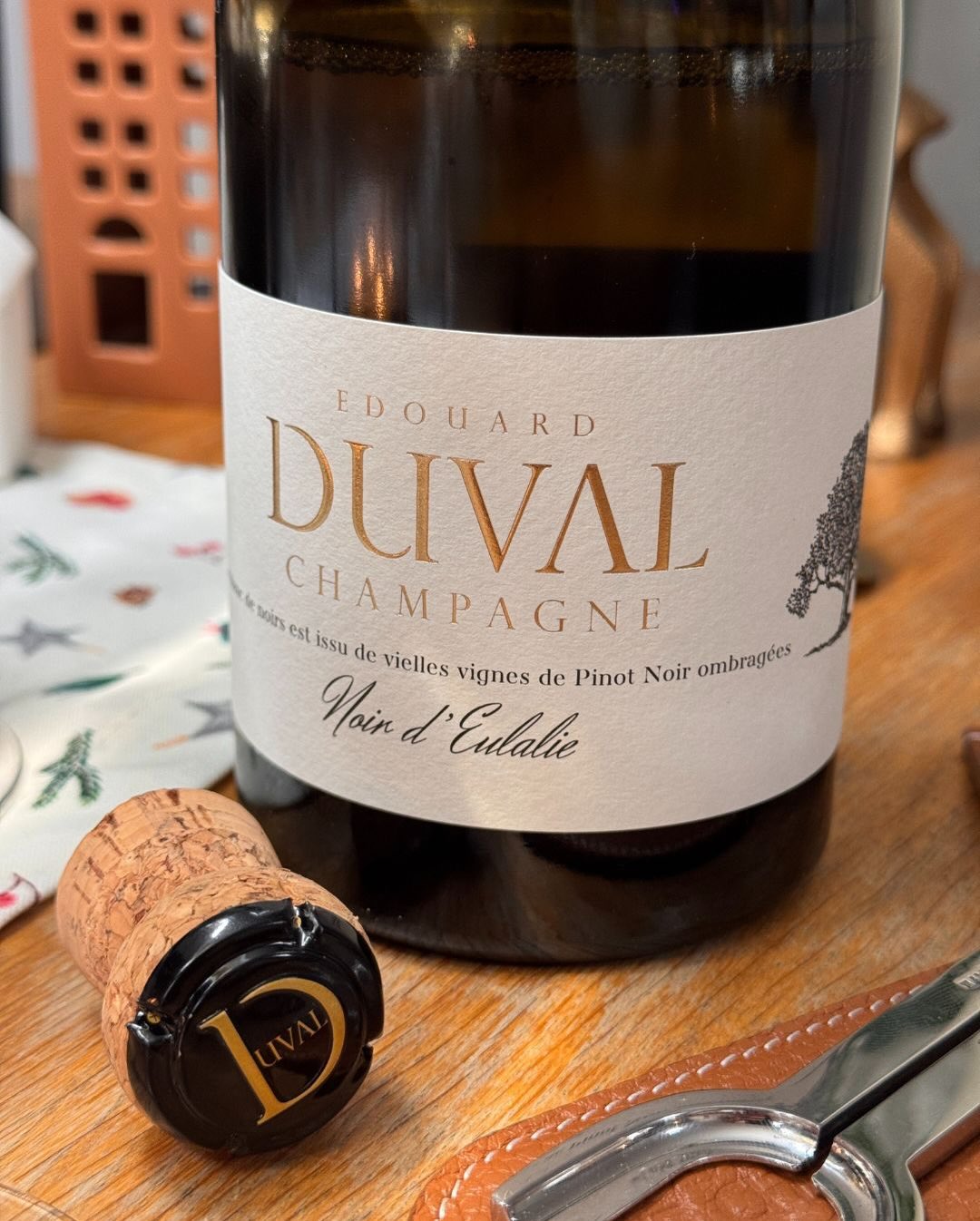 Gestern Abend gab es das obligatorische und lange ersehnte Käsefondue ganz klassisch mit Weißbrot. Dieses Jahr sehr passend gepairt mit dem „Noir d’Eulalie“ Extra Brut von @cham… (5)