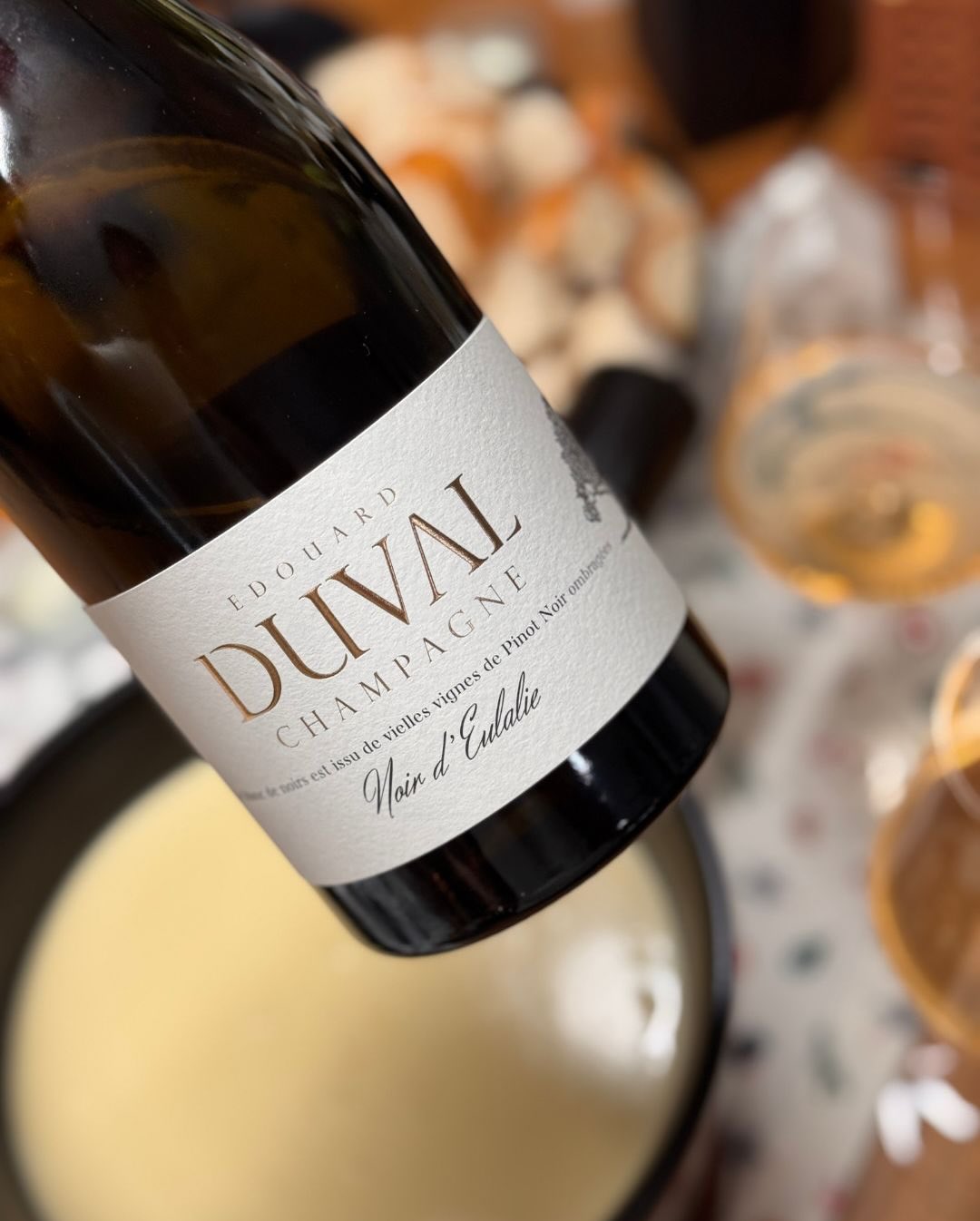 Gestern Abend gab es das obligatorische und lange ersehnte Käsefondue ganz klassisch mit Weißbrot. Dieses Jahr sehr passend gepairt mit dem „Noir d’Eulalie“ Extra Brut von @cham… (7)