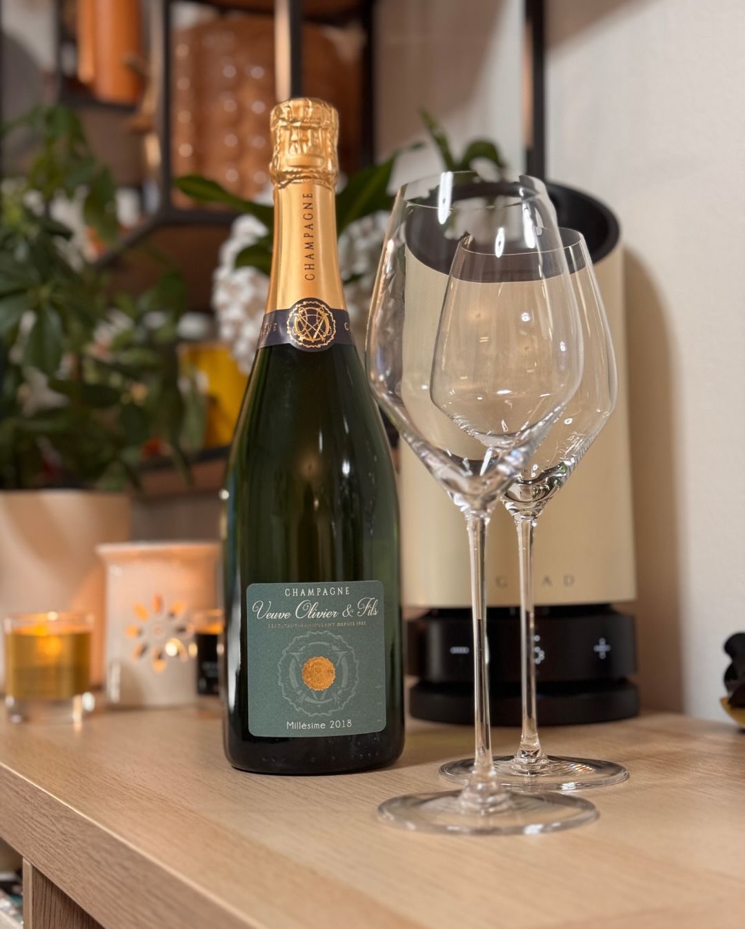 Ein gemütlicher Nachmittag mit ein bisschen Zeit für den @veuve_olivier_et_fils – Millésimé 2018, getrunken aus meinen @riedel_official Dom Pérignon Gläsern. 2018 war ein großzü… (3)