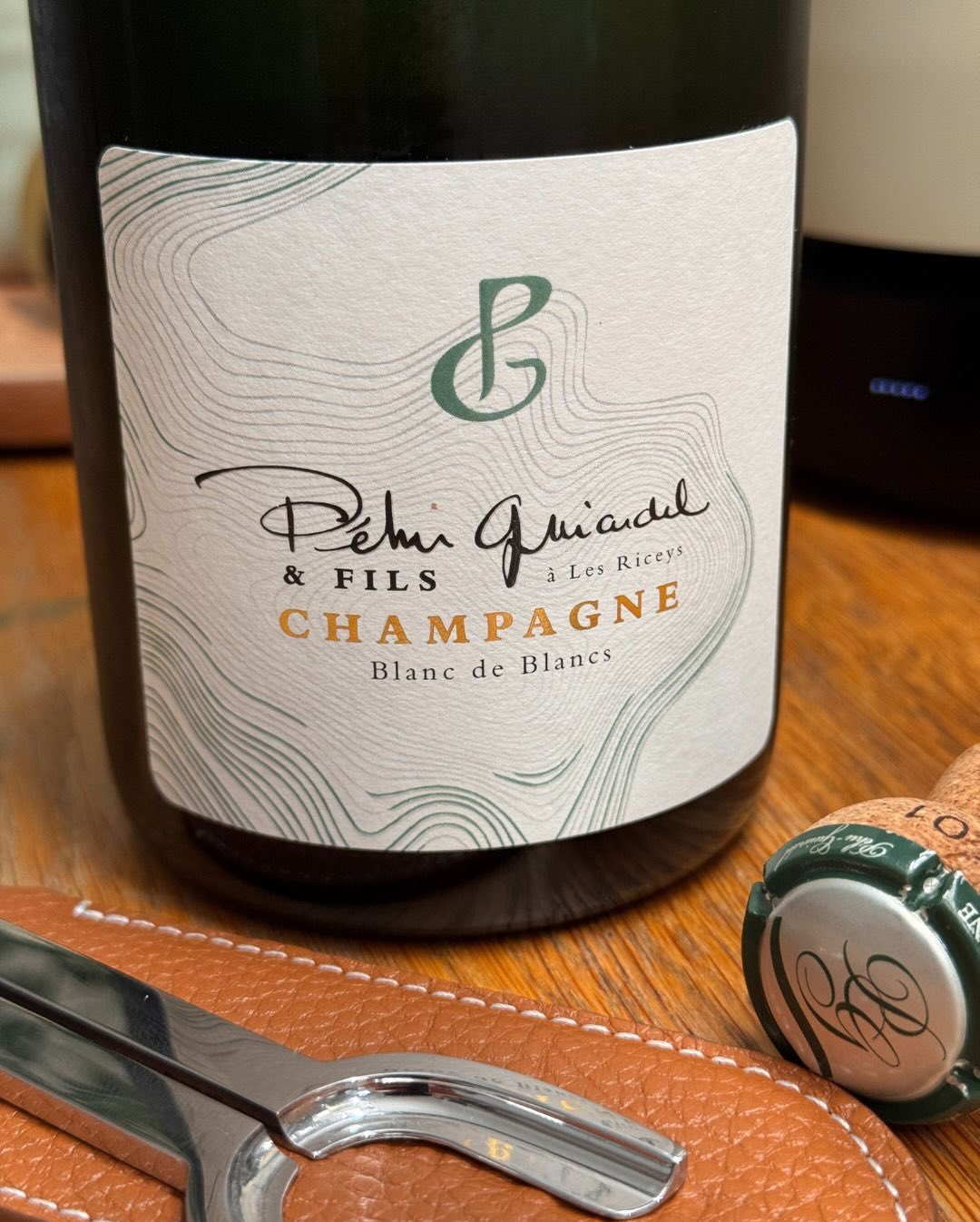 Der Blanc de Blancs von @champagnepehuguiardeletfils ist für mich eine Besondere Flasche. Péhu Guiardel & Fils war einer der ersten Winzer, von dem ich ganz am Anfang meiner Jou… (5)