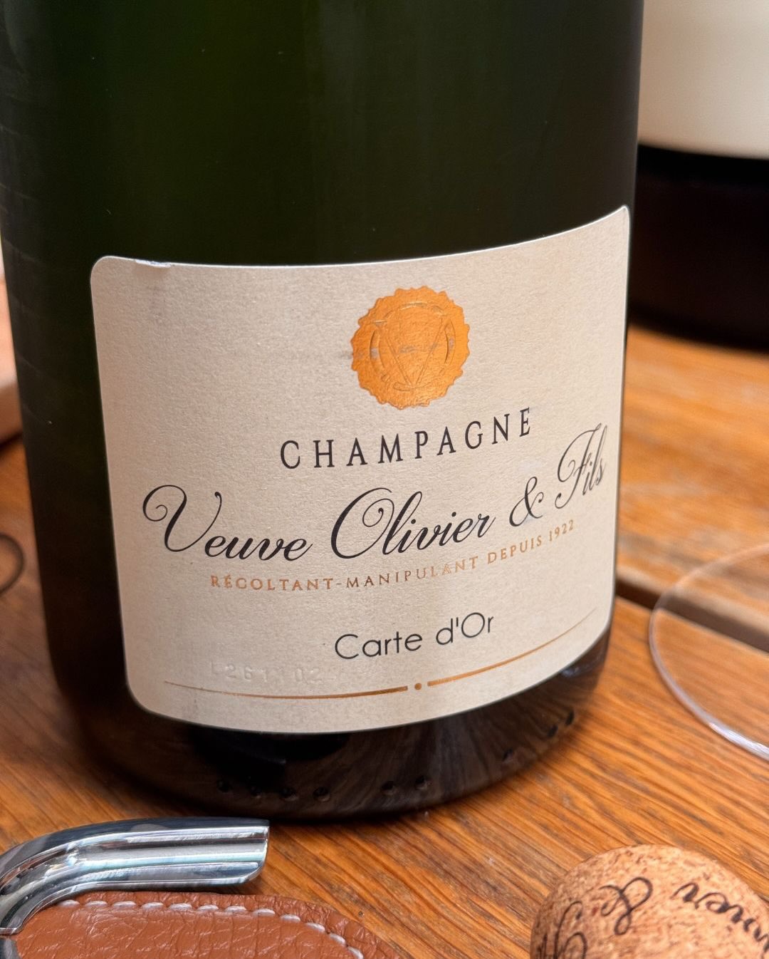 Am Donnerstag gab’s hier ja schon den Millésime 2018 von @veuve_olivier_et_fils – strukturiert, präzise, fast schon geschäftsmäßig. Heute schalten wir drei Gänge zurück und mach… (5)