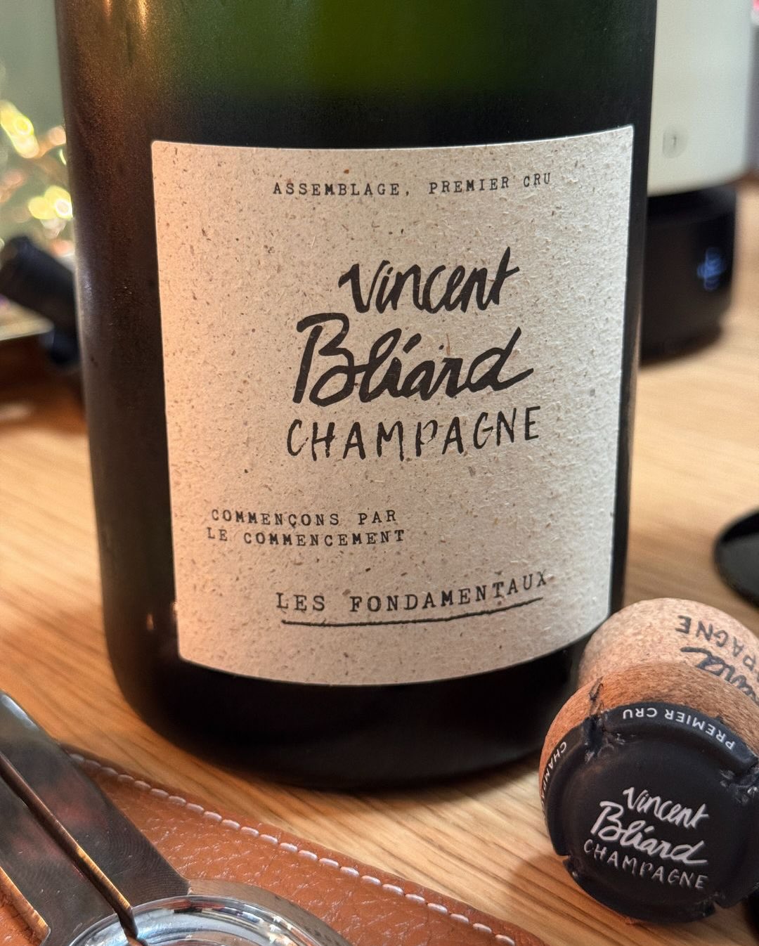 Der Vincent Bliard – Les Fondamentaux, den wir gestern geöffnet haben, ist genau die Art Champagner, die man nicht zwingend analysieren muss, während man sie trinkt. Er läuft ei… (7)