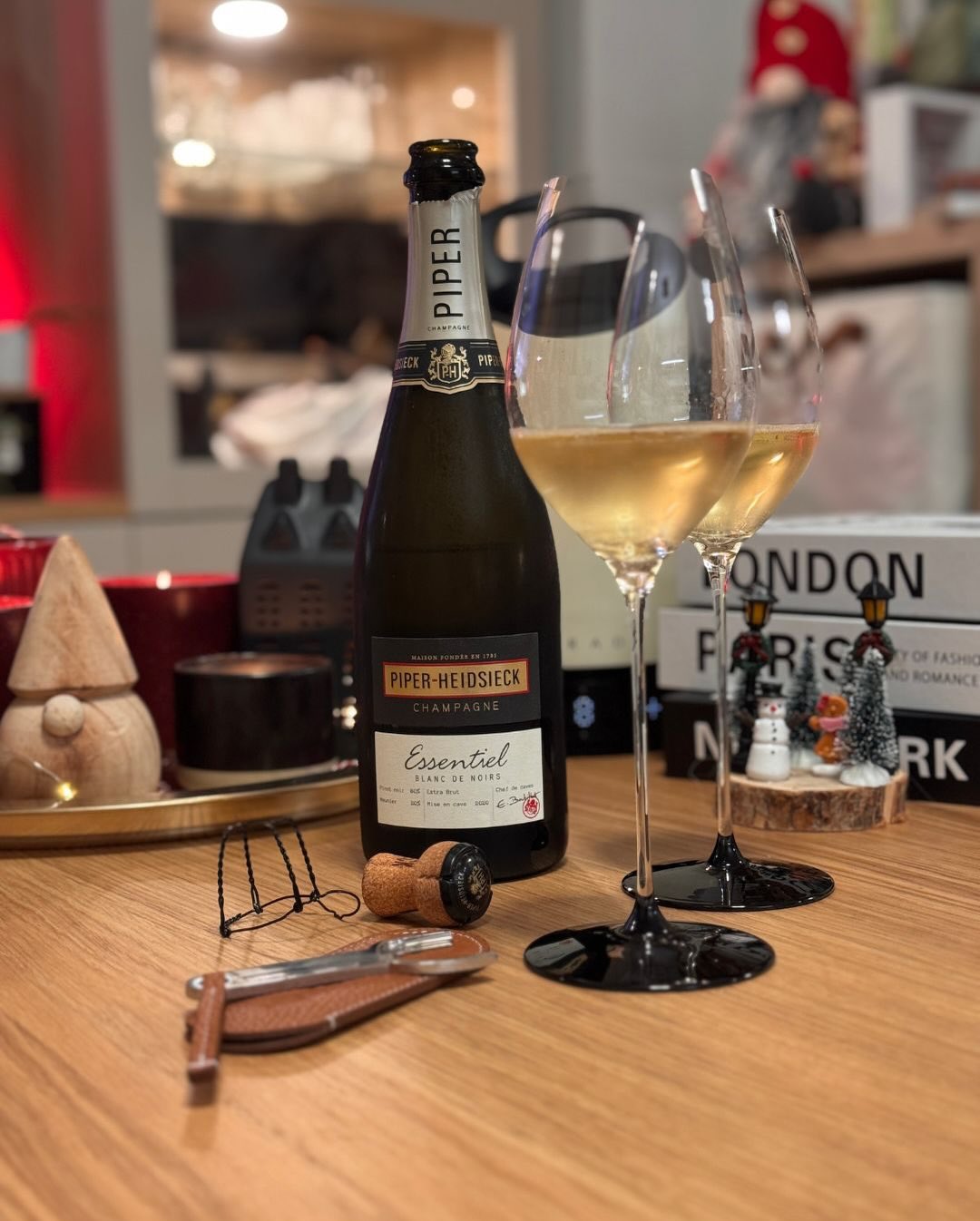 Der Essentiel Blanc de Noirs von @piper_heidsieck ist eine Flasche, bei der nicht auf Opulenz gesetzt wird, sondern auf Struktur, Präzision und Trinkfluss. Pinot Noir und Meunie… (1)