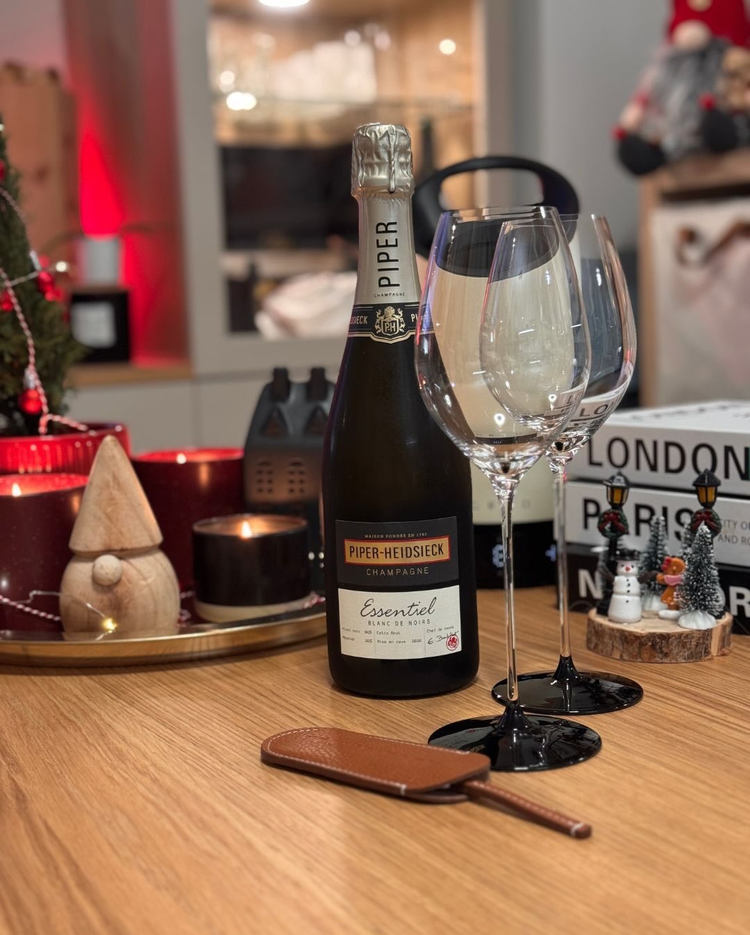 Der Essentiel Blanc de Noirs von @piper_heidsieck ist eine Flasche, bei der nicht auf Opulenz gesetzt wird, sondern auf Struktur, Präzision und Trinkfluss. Pinot Noir und Meunie… (3)