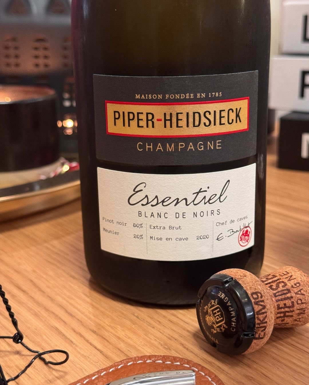 Der Essentiel Blanc de Noirs von @piper_heidsieck ist eine Flasche, bei der nicht auf Opulenz gesetzt wird, sondern auf Struktur, Präzision und Trinkfluss. Pinot Noir und Meunie… (5)