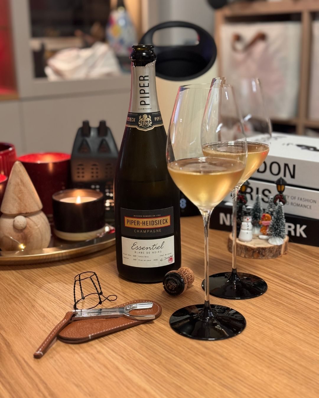 Der Essentiel Blanc de Noirs von @piper_heidsieck ist eine Flasche, bei der nicht auf Opulenz gesetzt wird, sondern auf Struktur, Präzision und Trinkfluss. Pinot Noir und Meunie… (6)