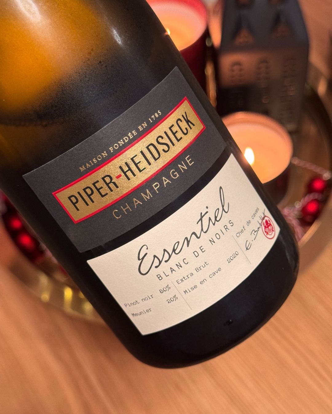 Der Essentiel Blanc de Noirs von @piper_heidsieck ist eine Flasche, bei der nicht auf Opulenz gesetzt wird, sondern auf Struktur, Präzision und Trinkfluss. Pinot Noir und Meunie… (7)